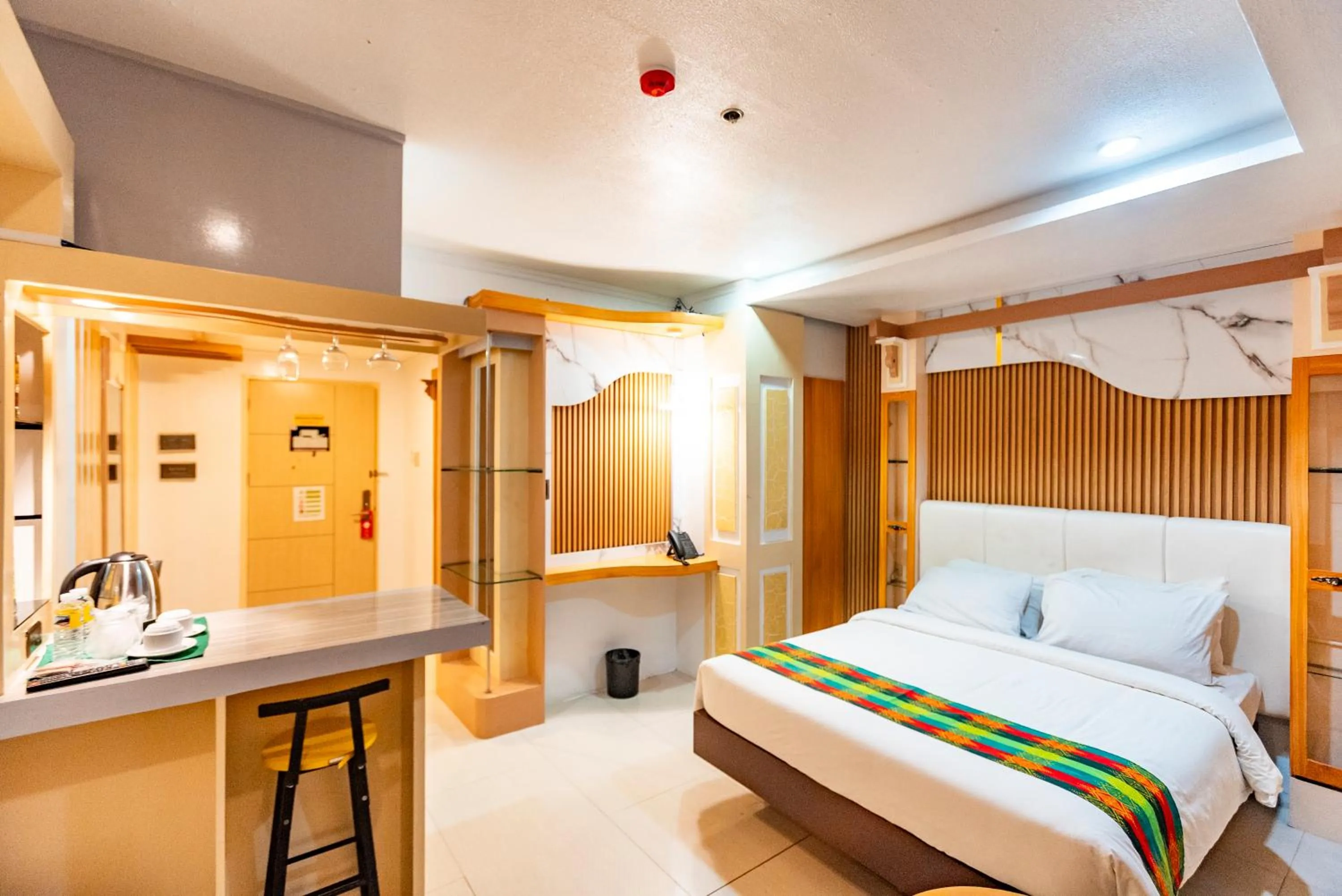 Bed in LM METRO HOTEL