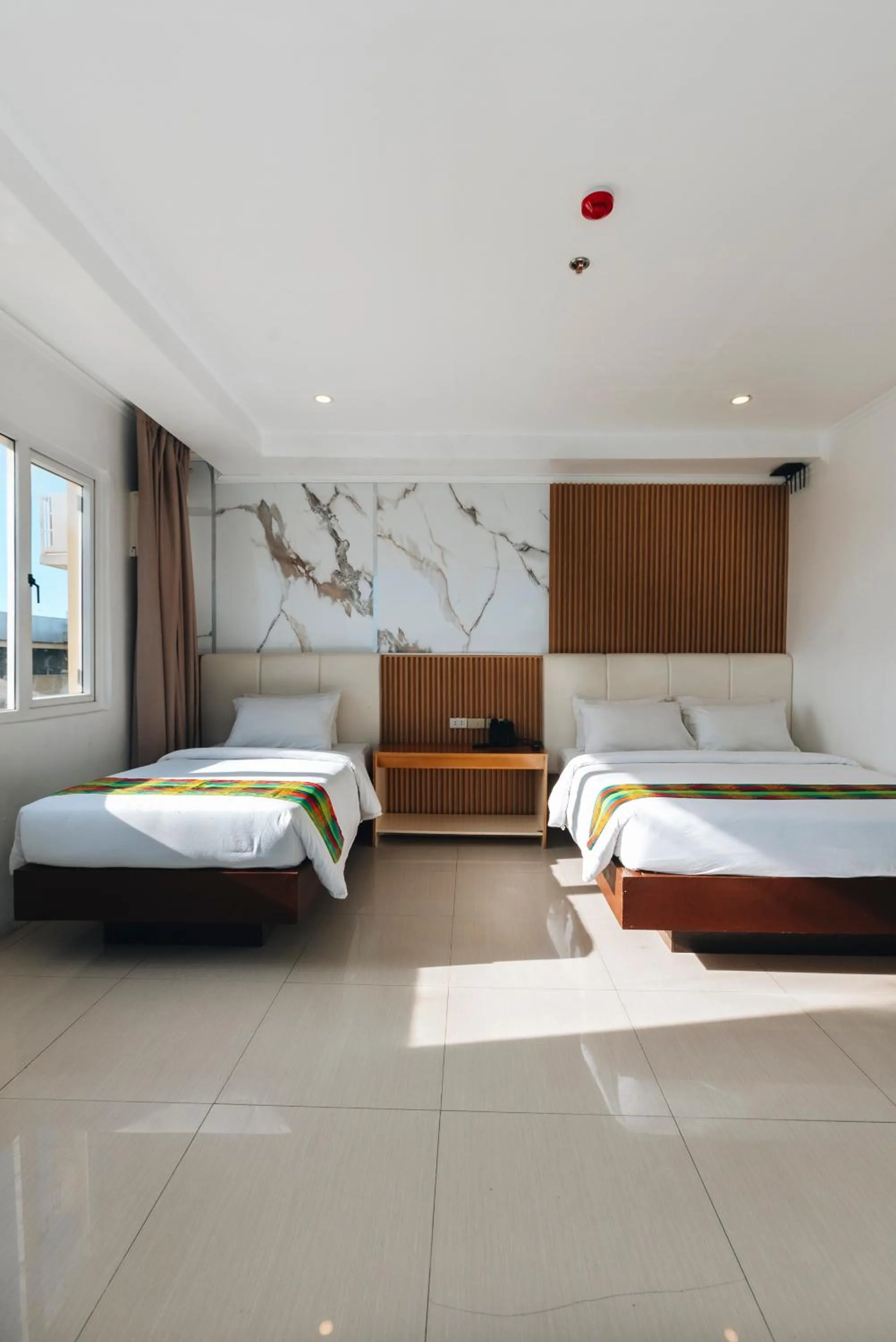 Bed in LM METRO HOTEL