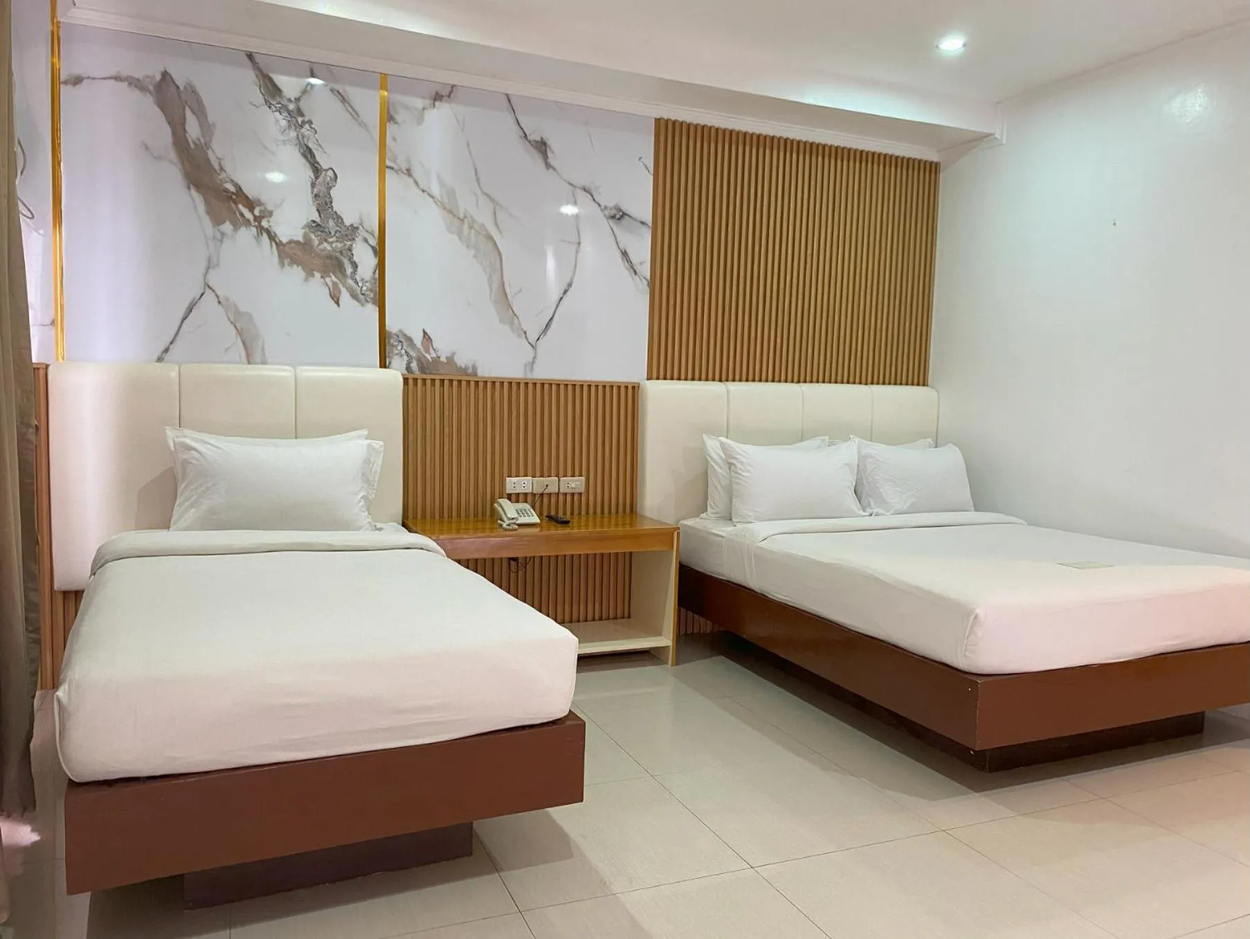 Bed in LM METRO HOTEL