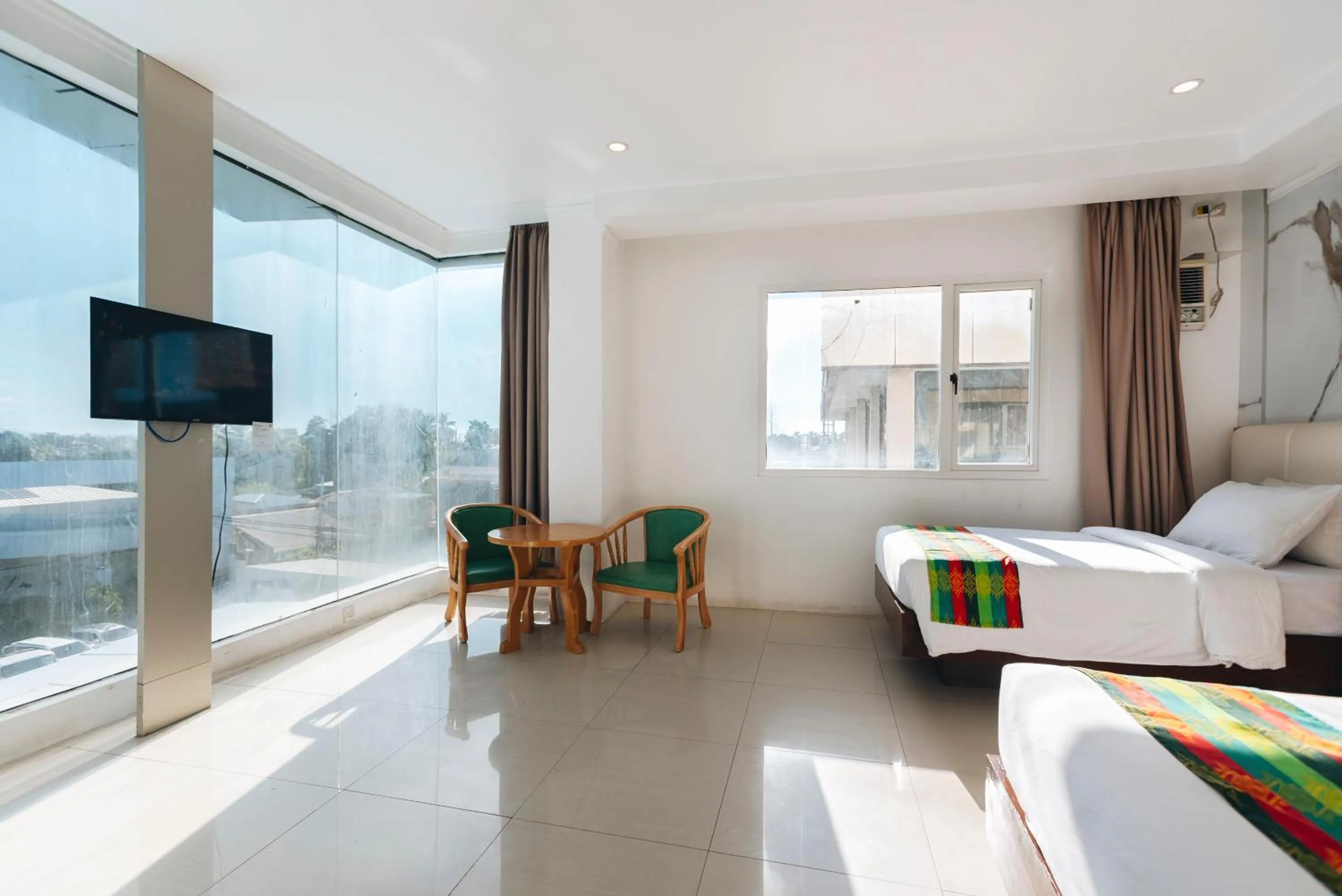 Bed in LM METRO HOTEL