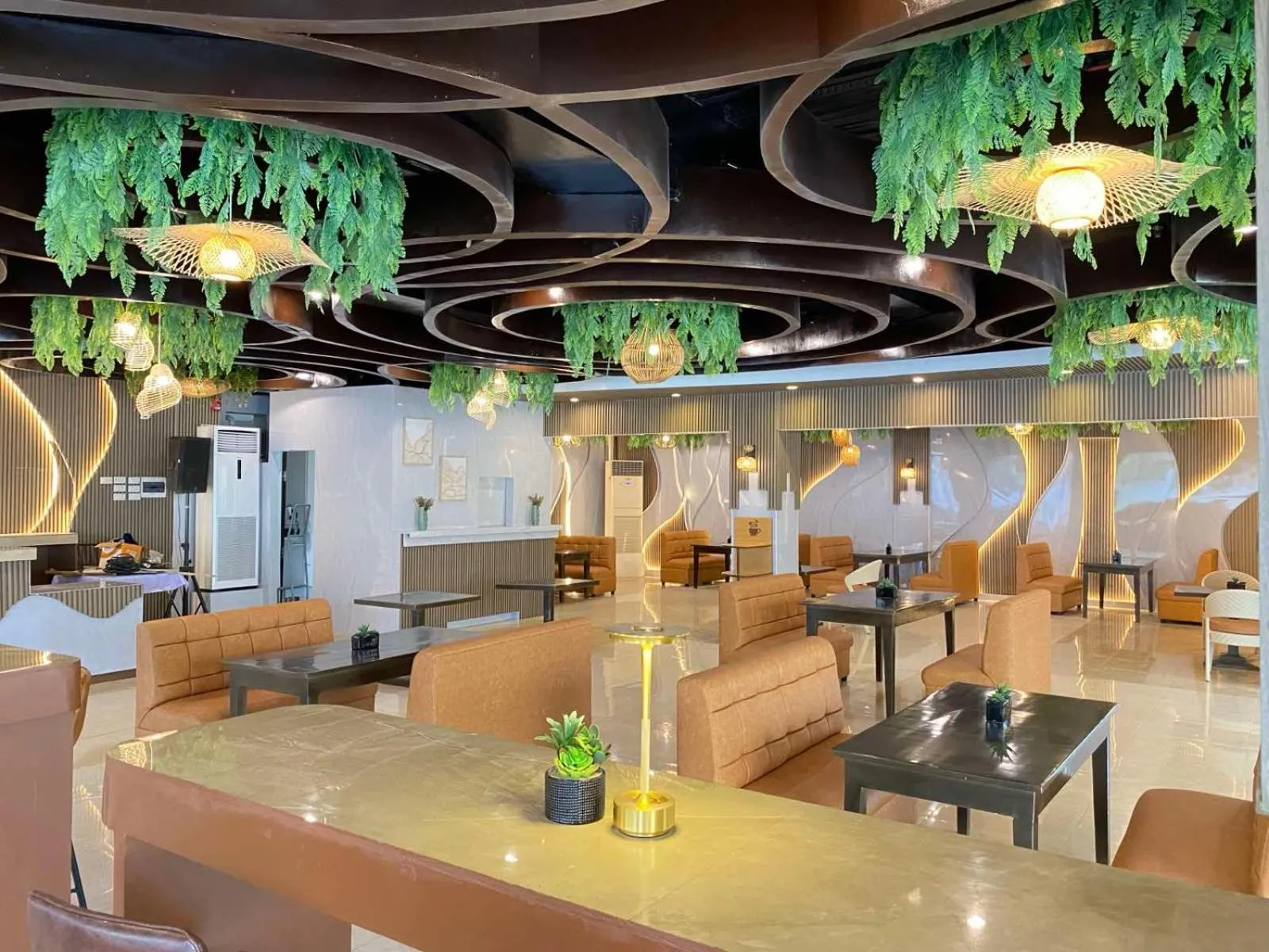 Restaurant/places to eat in LM METRO HOTEL