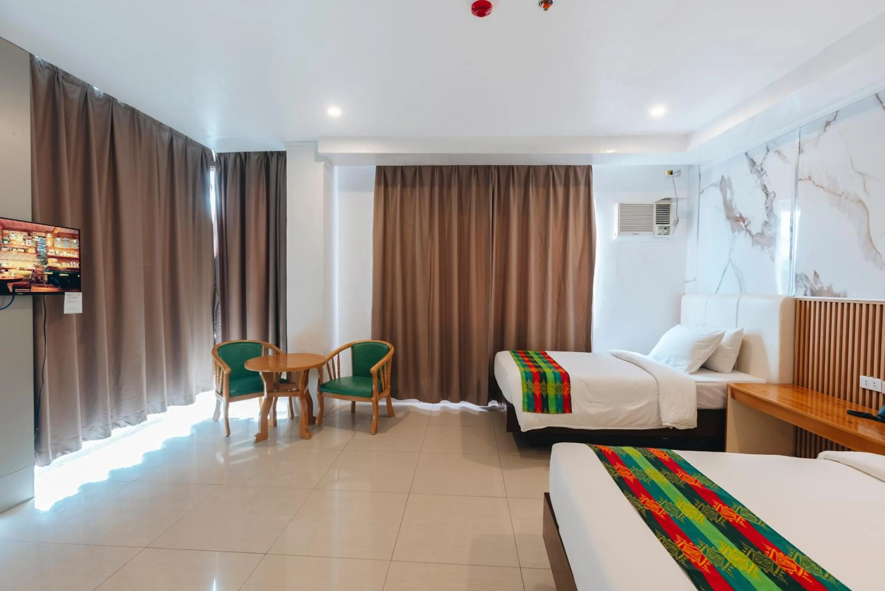 Bed in LM METRO HOTEL