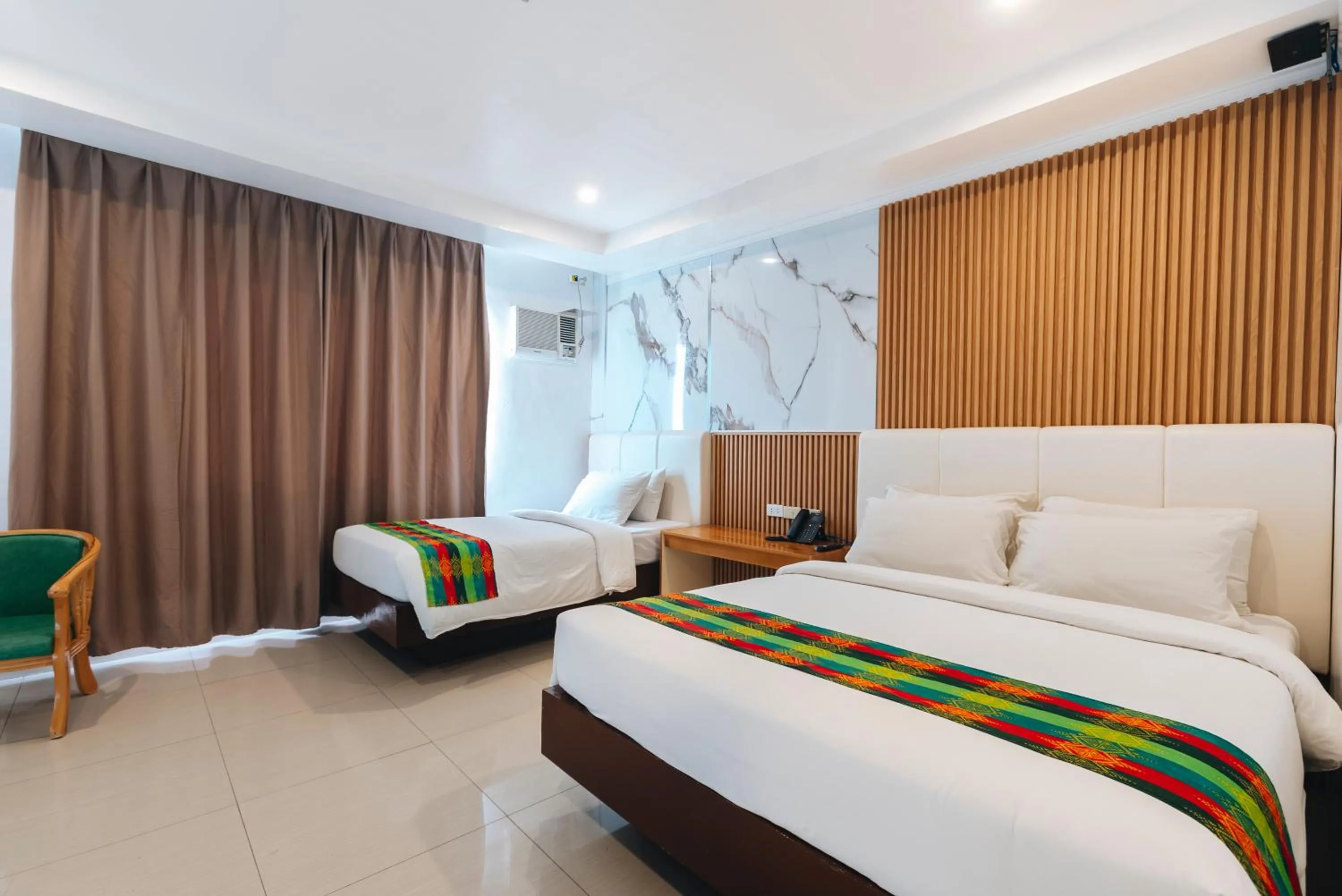 Bed in LM METRO HOTEL