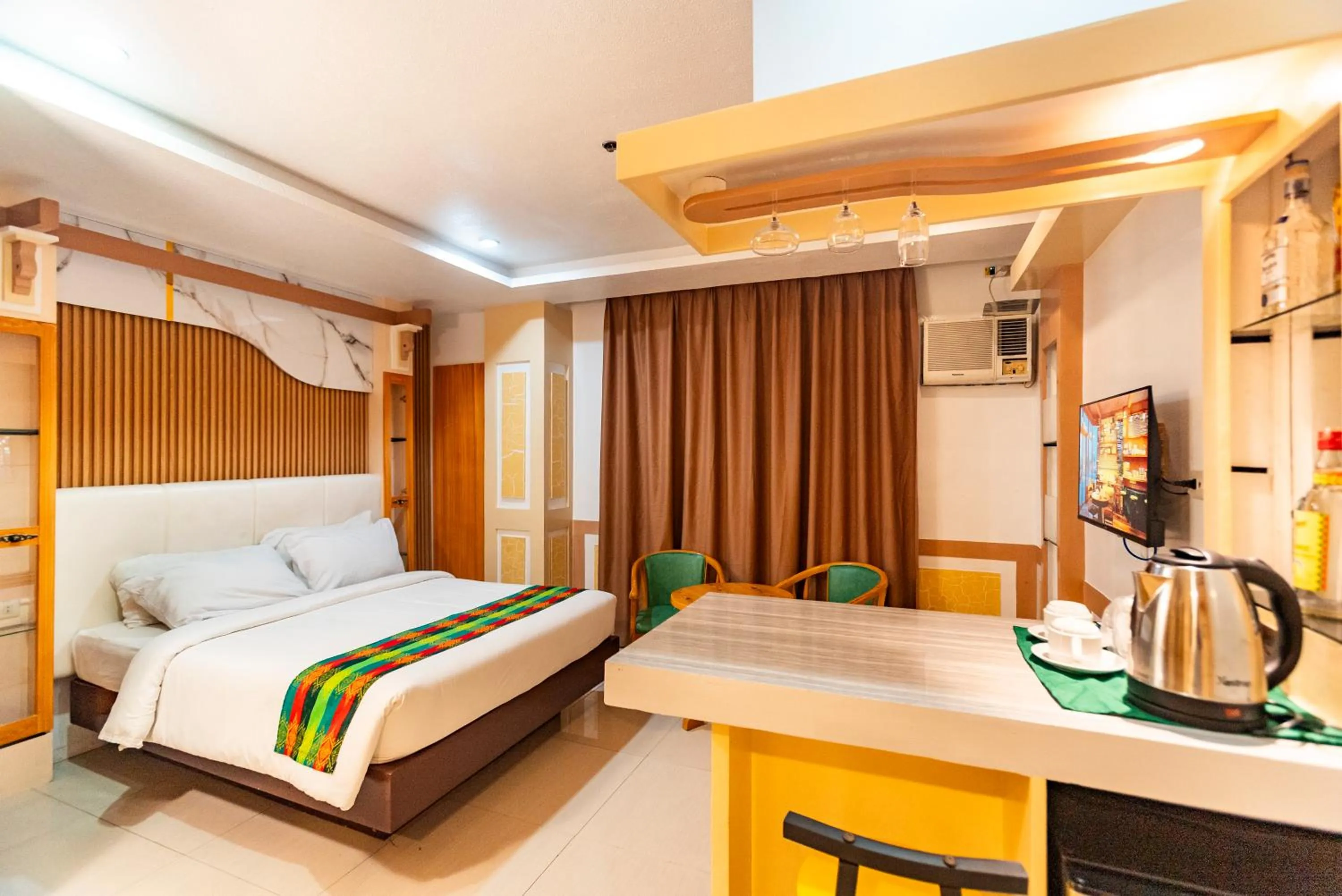 Bed in LM METRO HOTEL