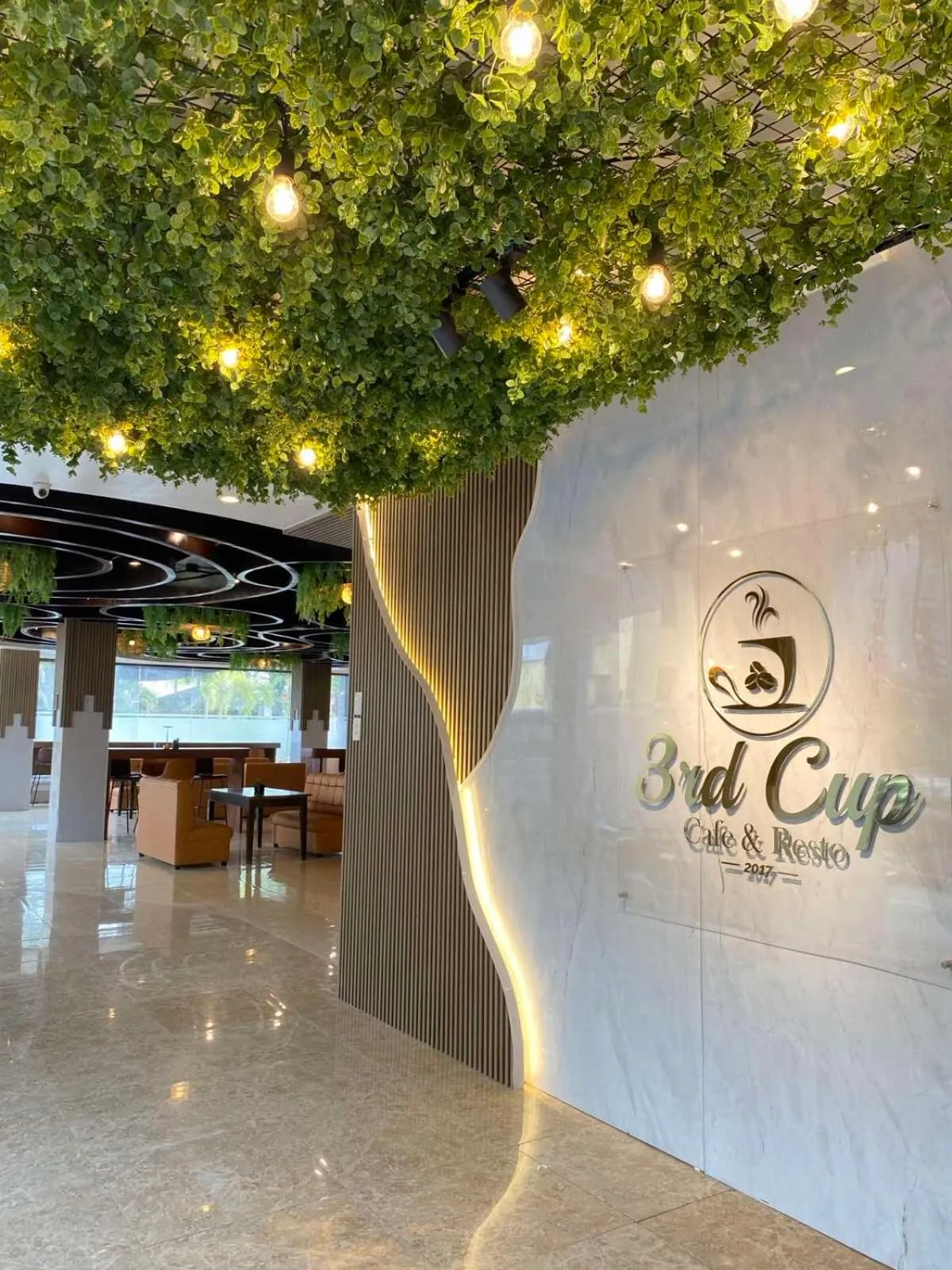 Restaurant/places to eat in LM METRO HOTEL