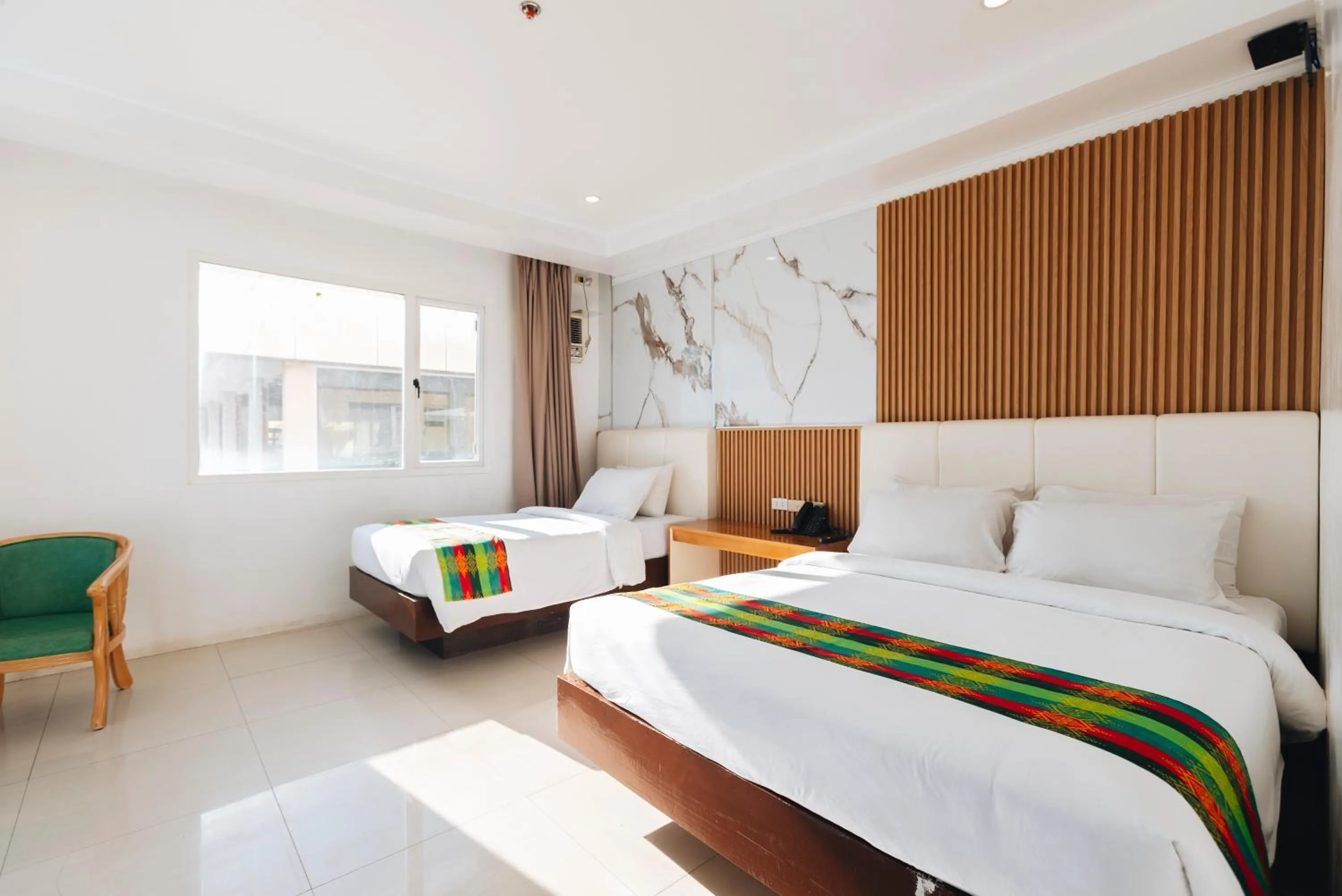 Bed in LM METRO HOTEL