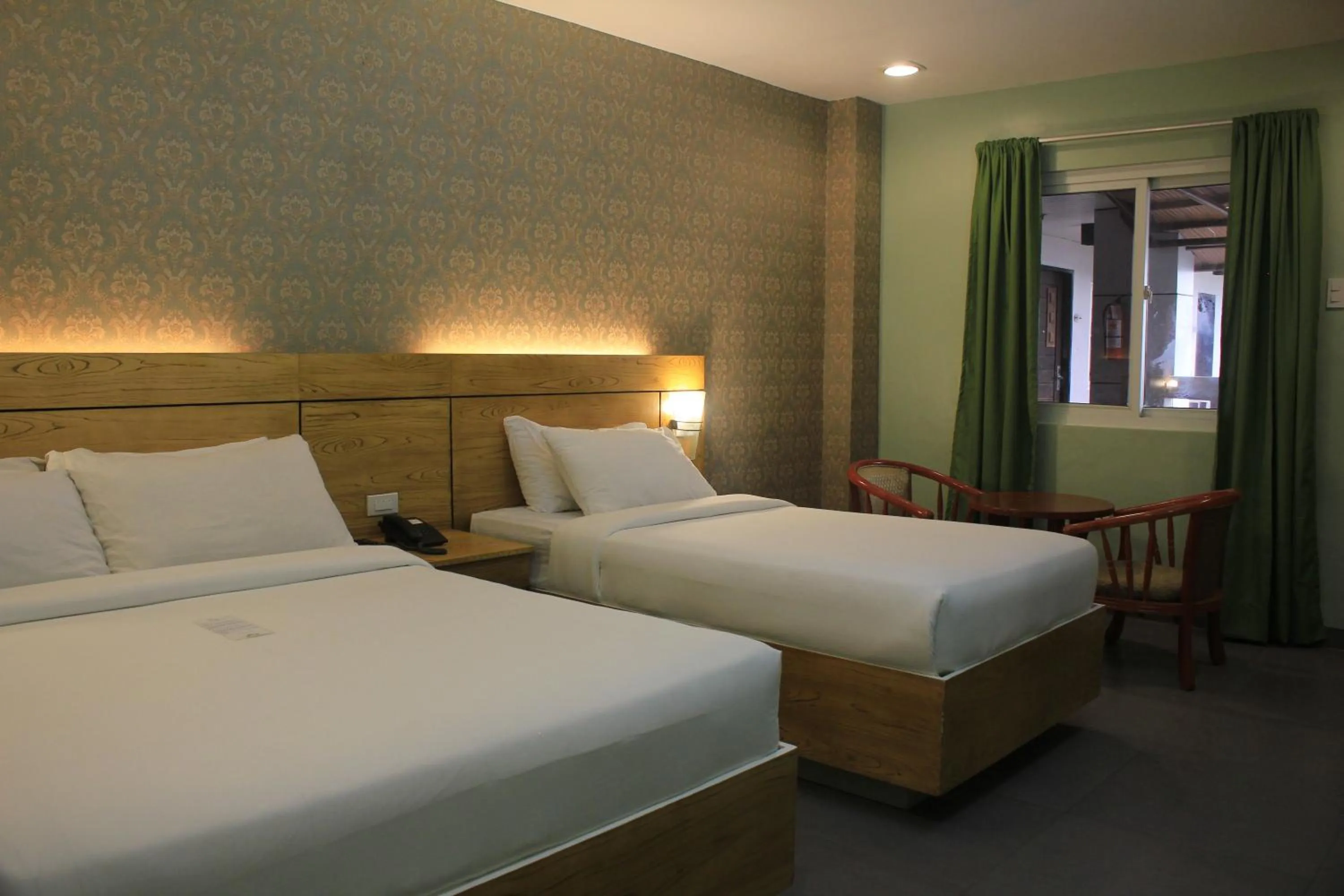 Bed in LM METRO HOTEL