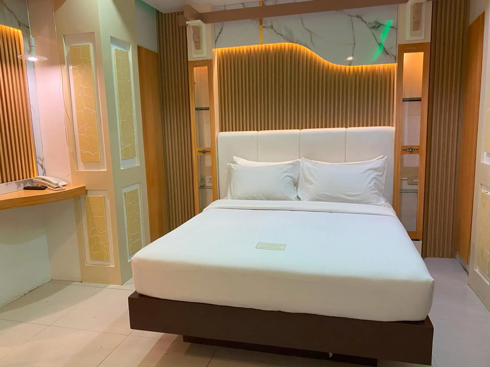 Bed in LM METRO HOTEL