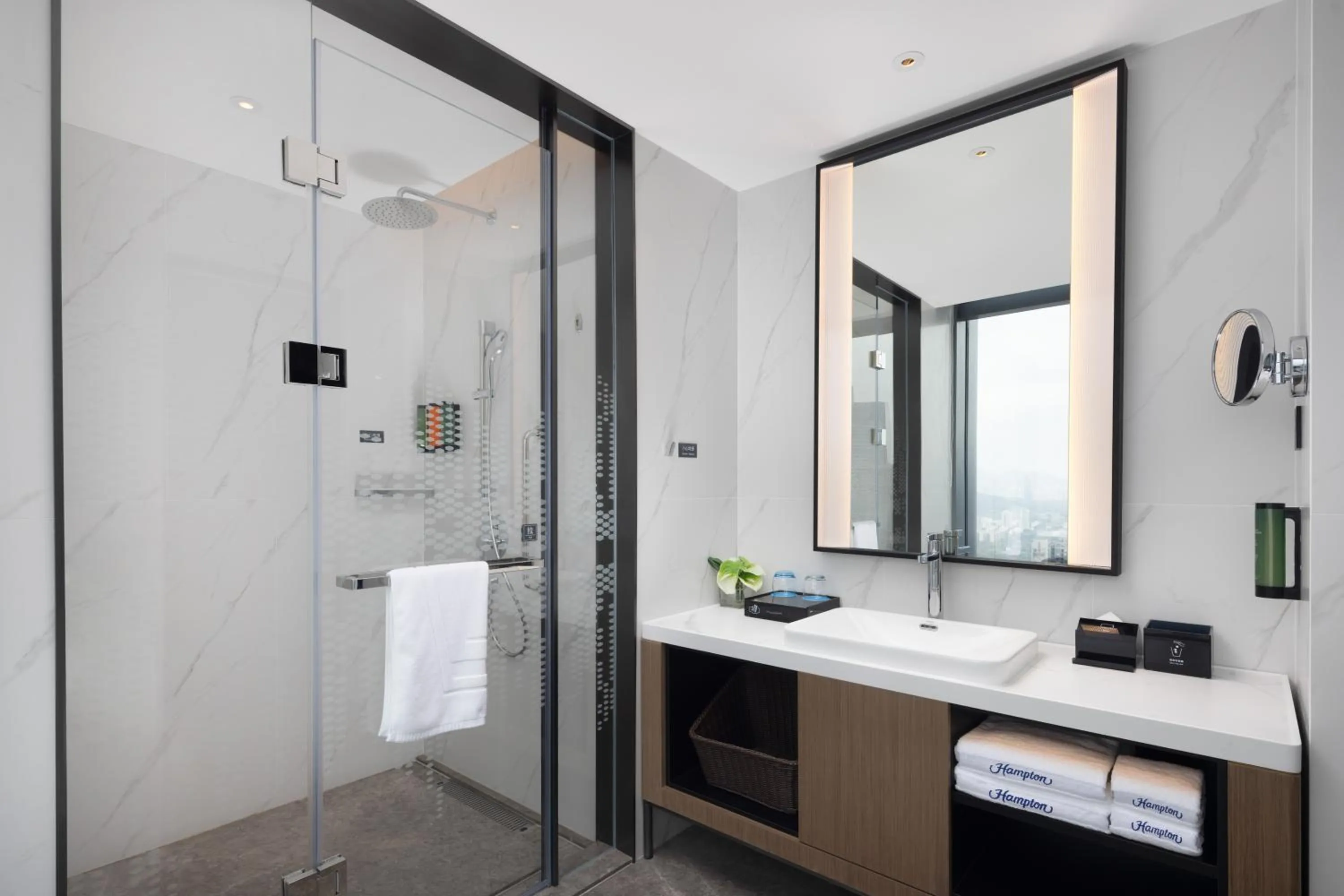 Bathroom in Hampton by Hilton Shenzhen Futian Huaqiangbei