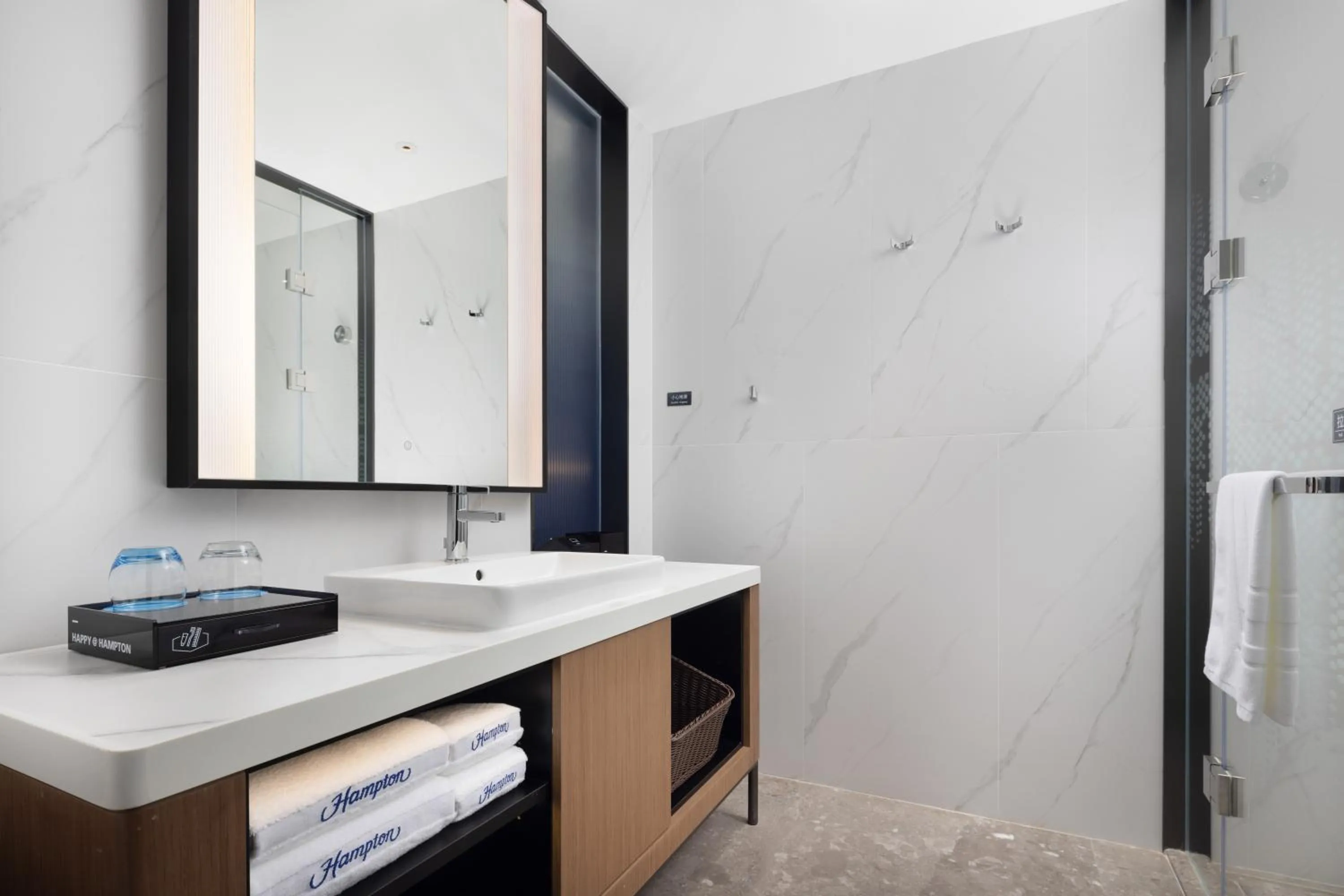 Bathroom in Hampton by Hilton Shenzhen Futian Huaqiangbei
