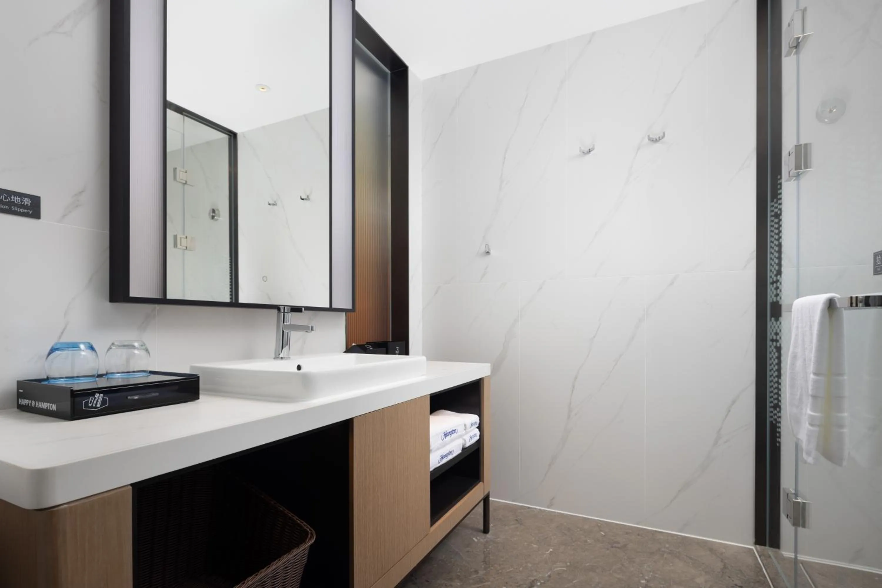 Bathroom in Hampton by Hilton Shenzhen Futian Huaqiangbei