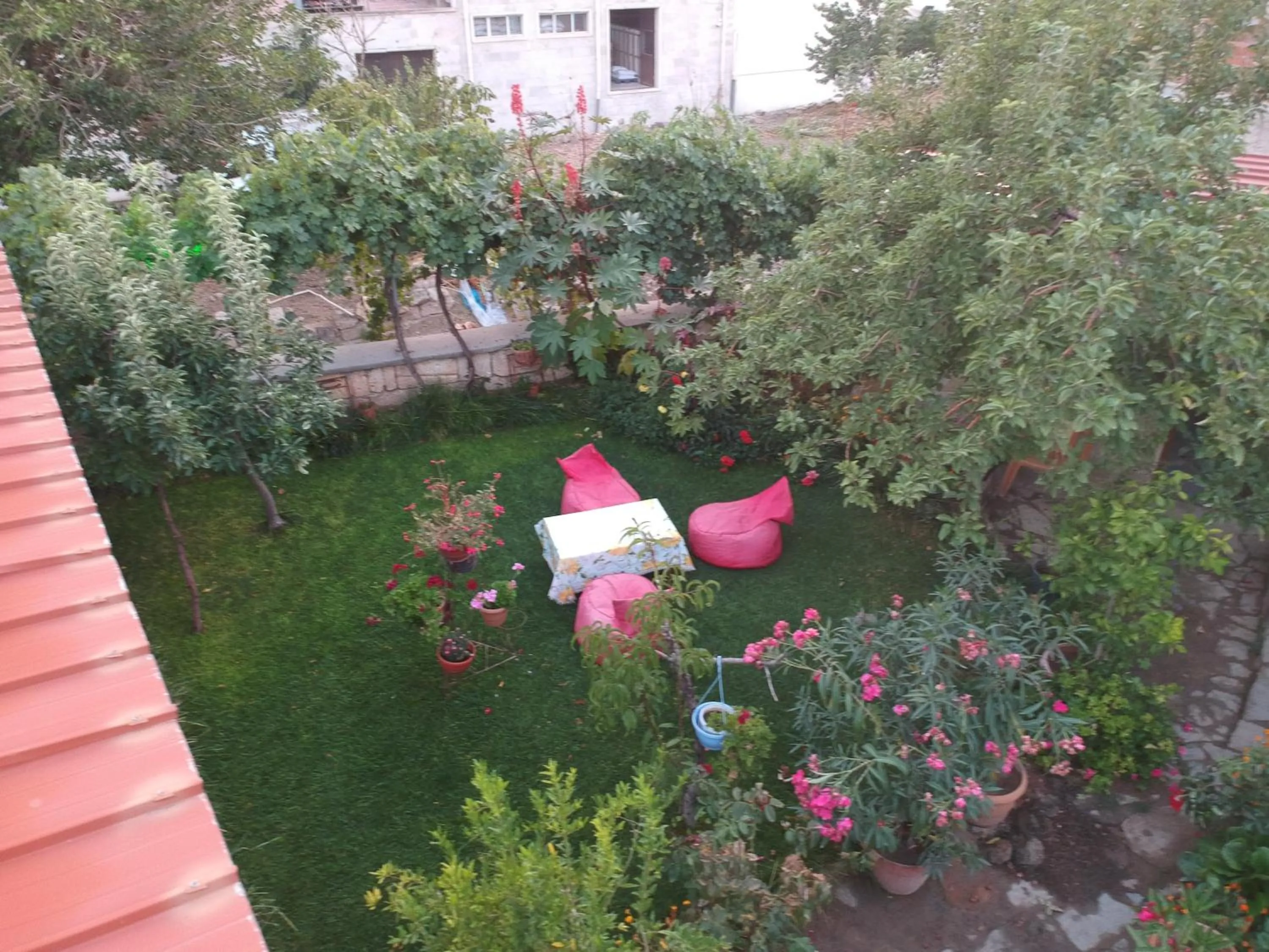 Garden in Family Cave Suite Hotel