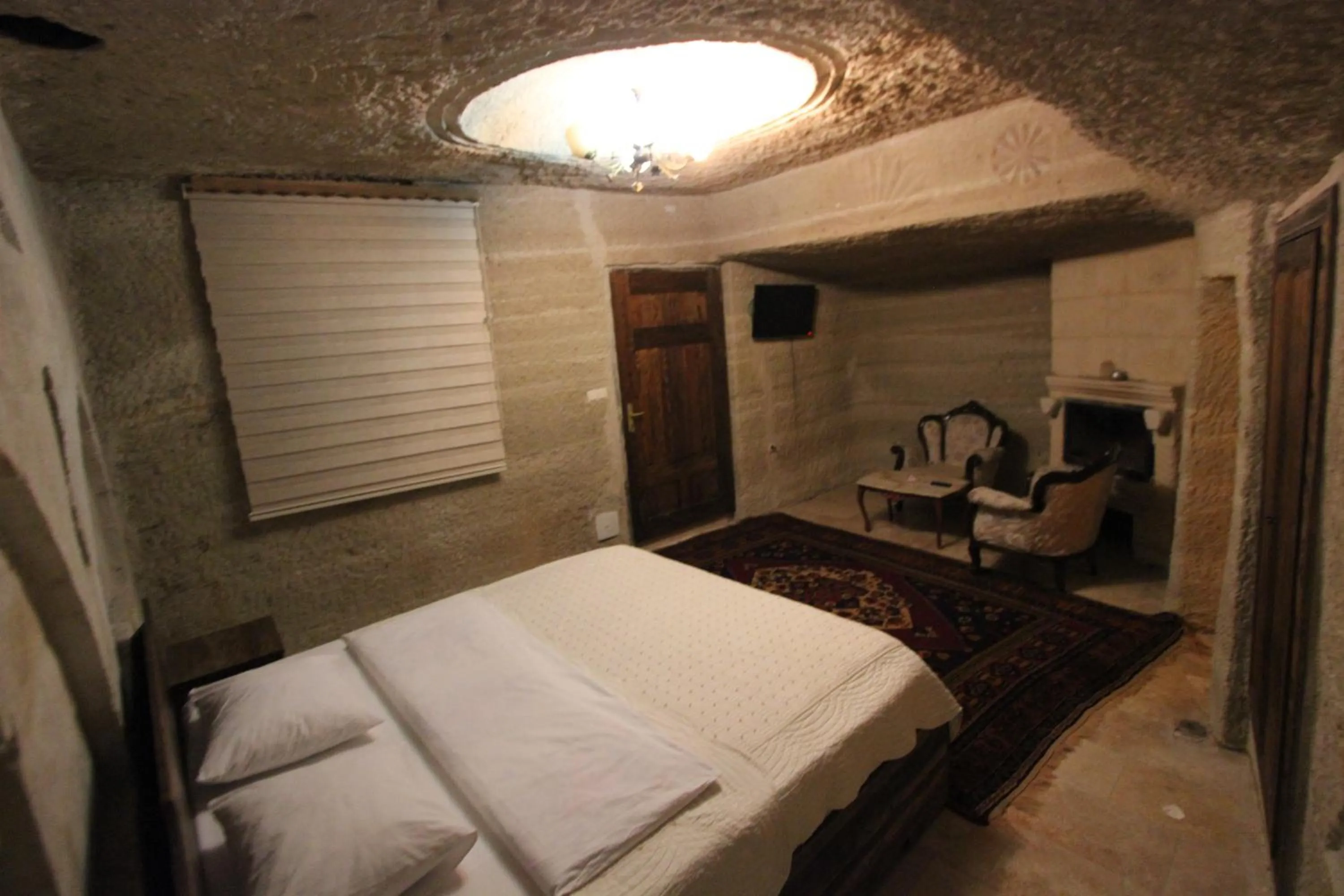 Photo of the whole room, Bed in Family Cave Suite Hotel
