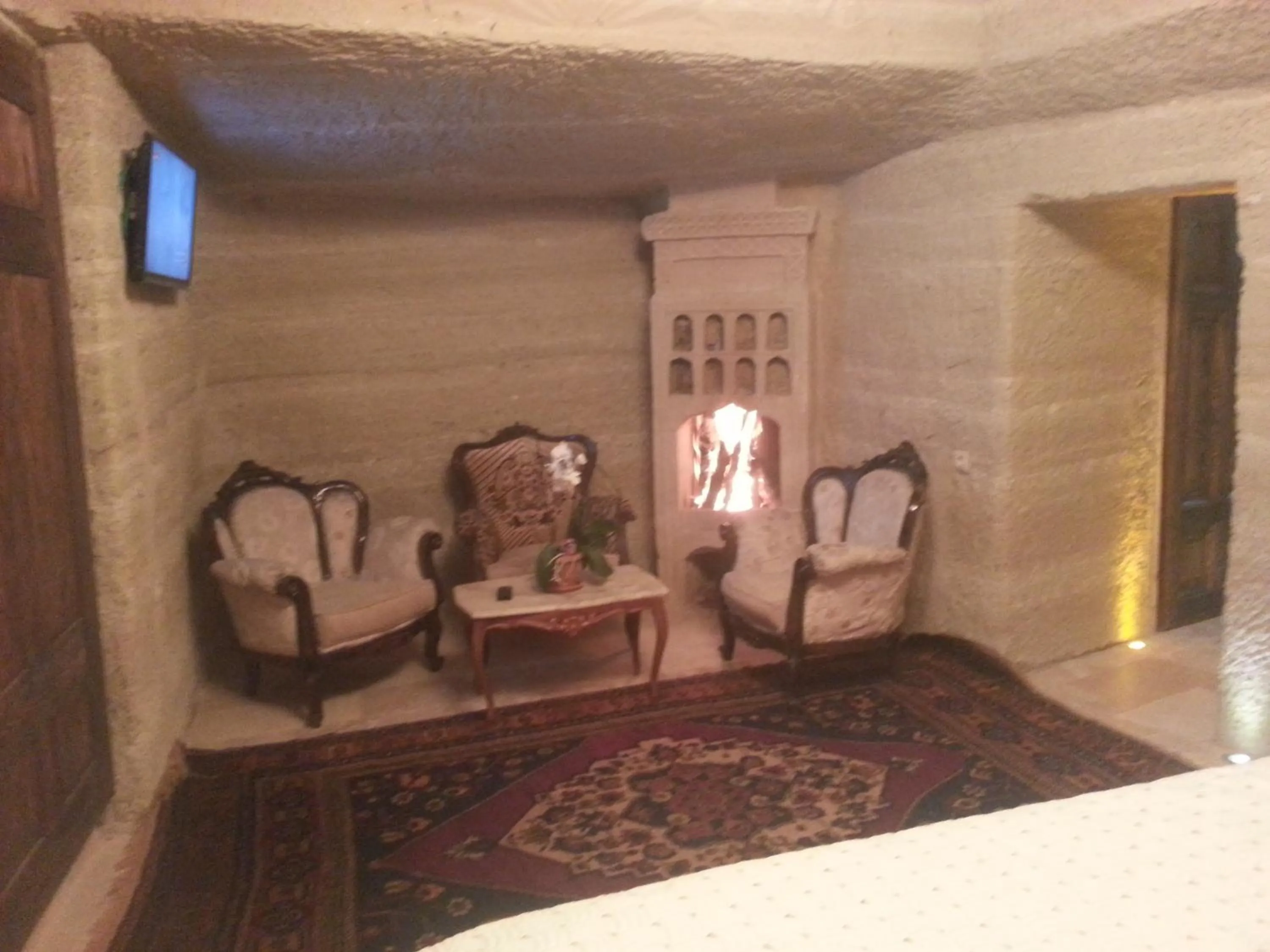 Living room, Bed in Family Cave Suite Hotel