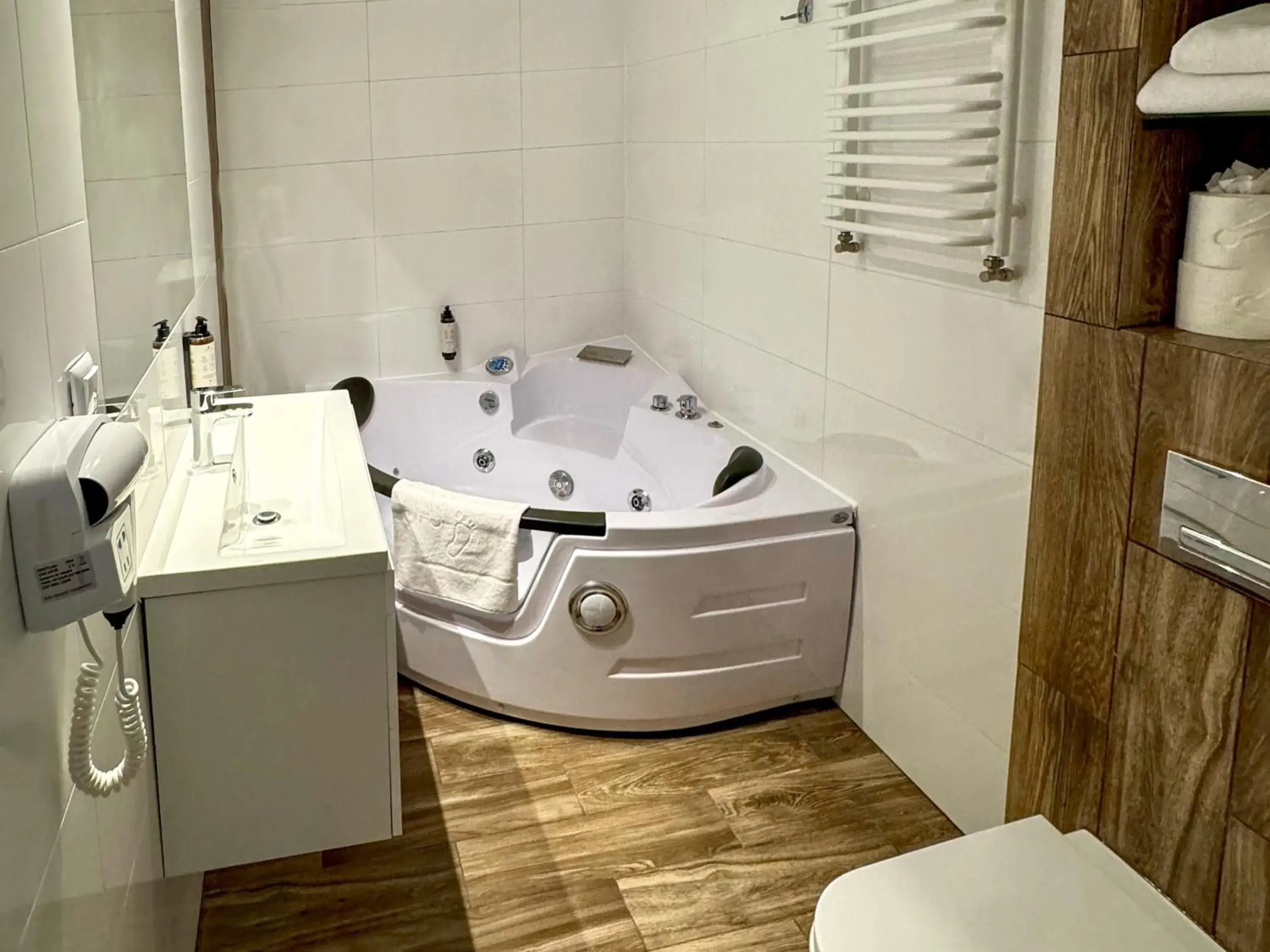 Twin Room with Bath - single occupancy in Hotel Malinowski Leśny Twin Room with Bath - single occupancy in Hotel Malinowski Leśny
