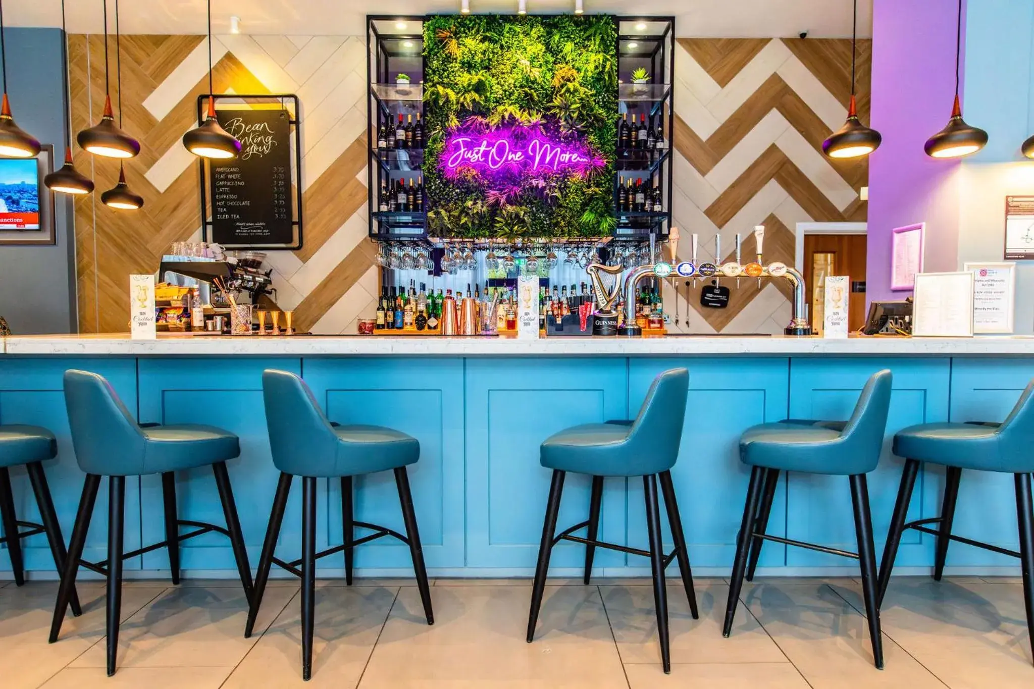 Lounge or bar in Hilton Garden Inn Abingdon Oxford Lounge or bar in Hilton Garden Inn Abingdon Oxford