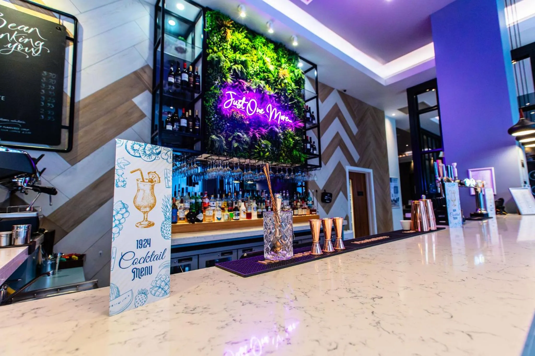 Lounge or bar in Hilton Garden Inn Abingdon Oxford