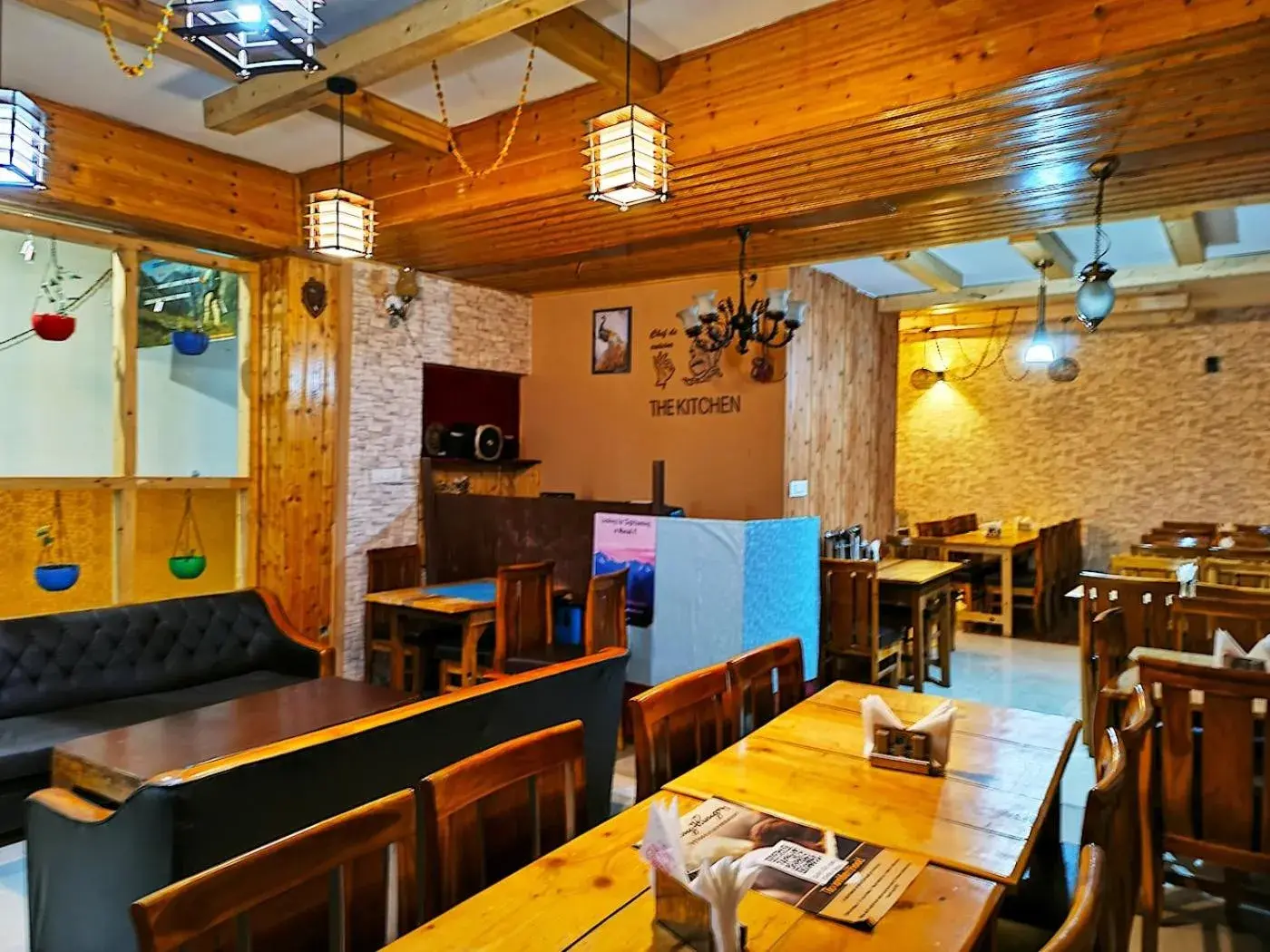 Restaurant/places to eat in CS Shhandella Hotel Restaurant/places to eat in CS Shhandella Hotel