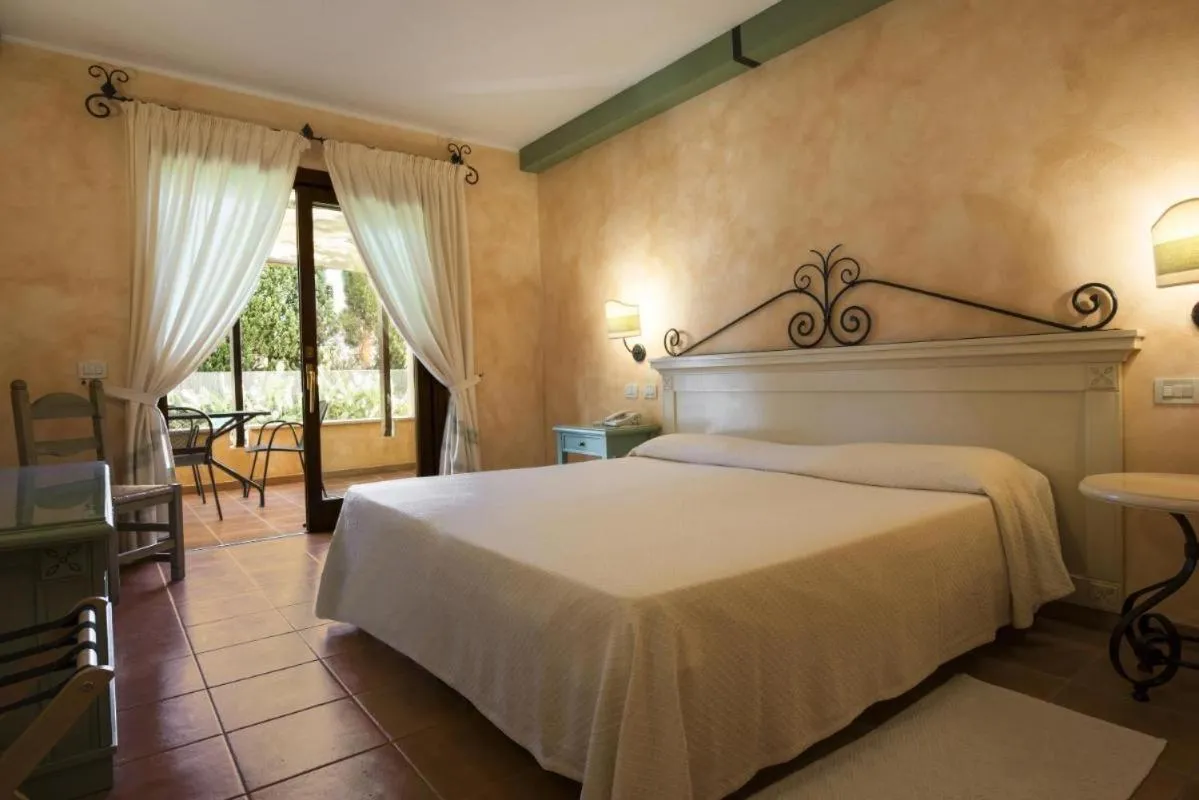 Bed in Tranquil Lantana Resort Hotel and Apartments 1 Bedroom room apartment sleeps 5