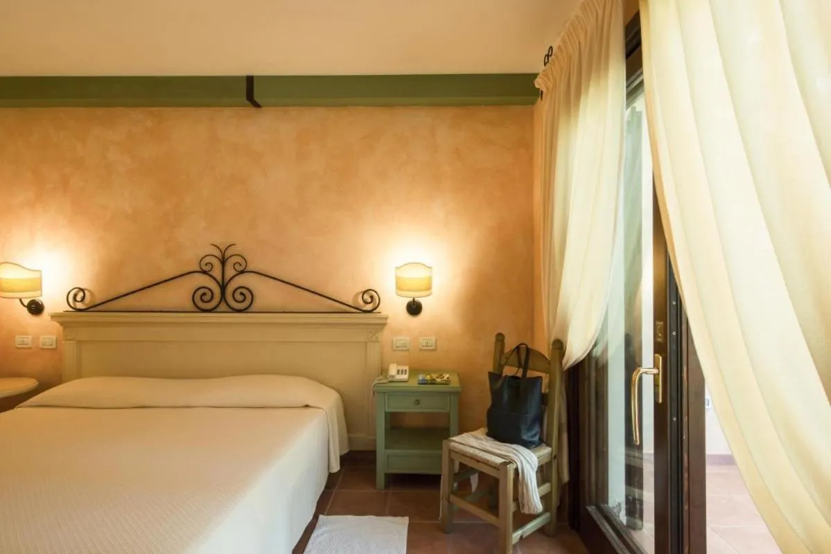 Bed in Tranquil Lantana Resort Hotel and Apartments 1 Bedroom room apartment sleeps 5