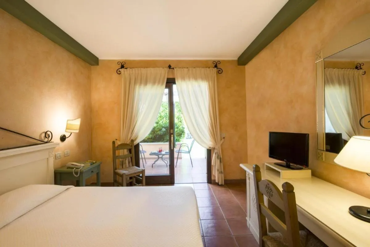 Bed in Tranquil Lantana Resort Hotel and Apartments 1 Bedroom room apartment sleeps 5