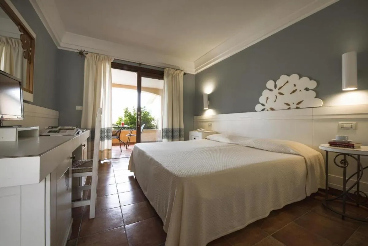 Bed in Tranquil Lantana Resort Hotel and Apartments 1 Bedroom room apartment sleeps 5
