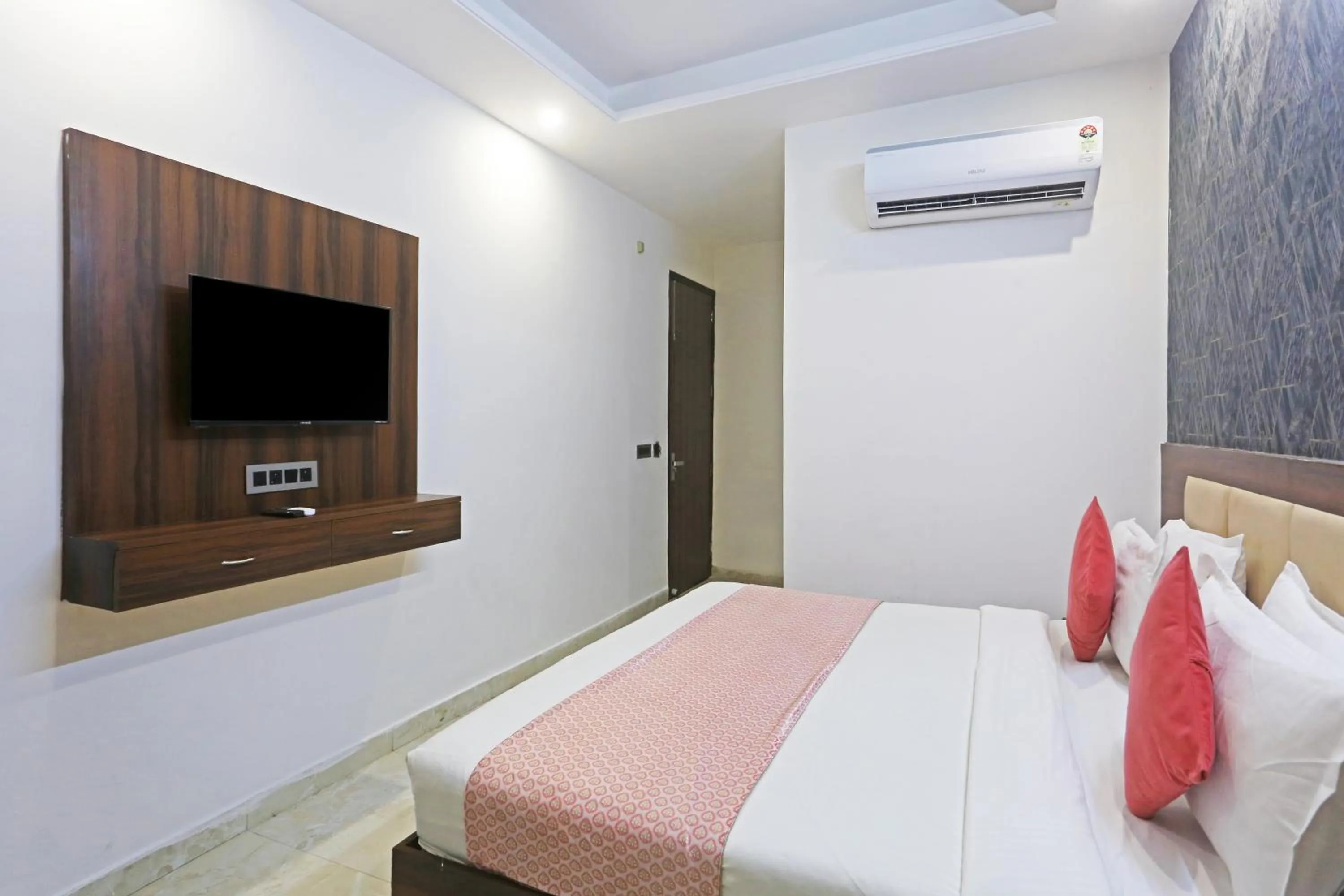 Bed in Hotel ECG Grand Inn-Near Delhi Airport free Airport Drop