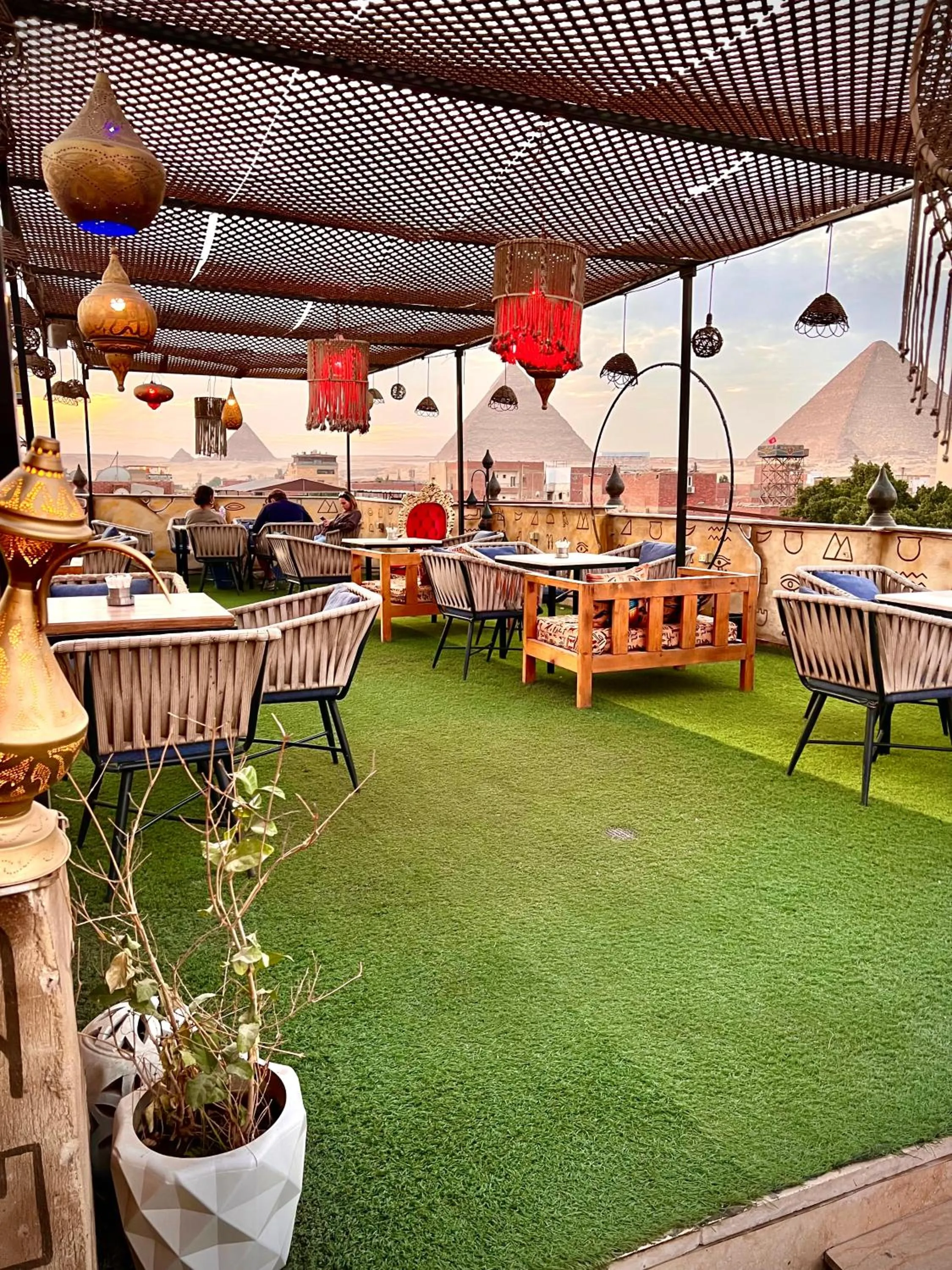 Restaurant/places to eat in Farsha Pyramids Inn