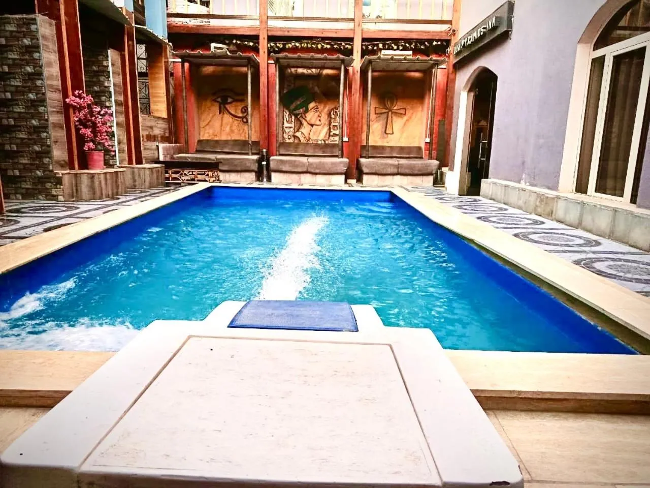 Farsha Pyramids Inn