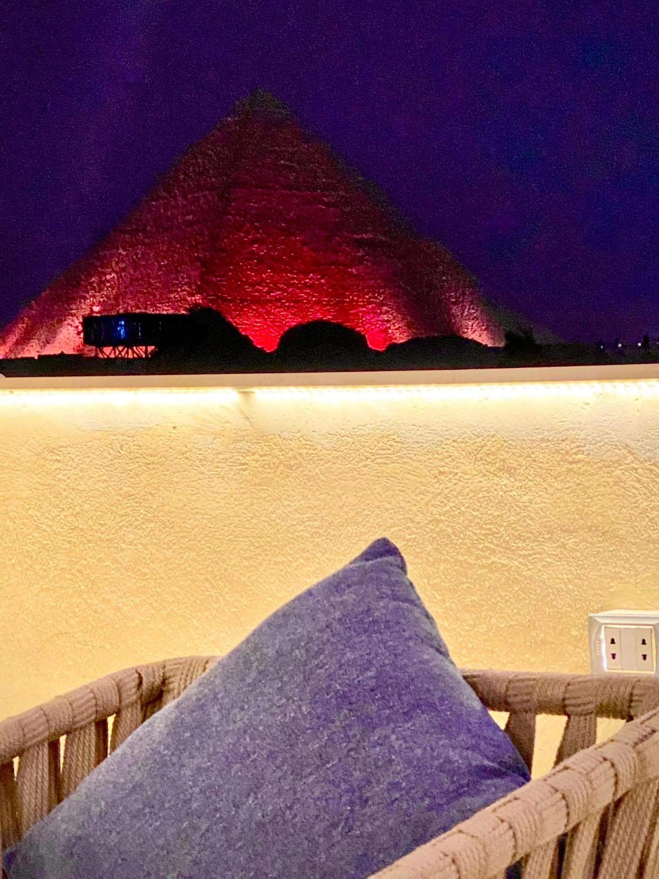 Restaurant/places to eat in Farsha Pyramids Inn