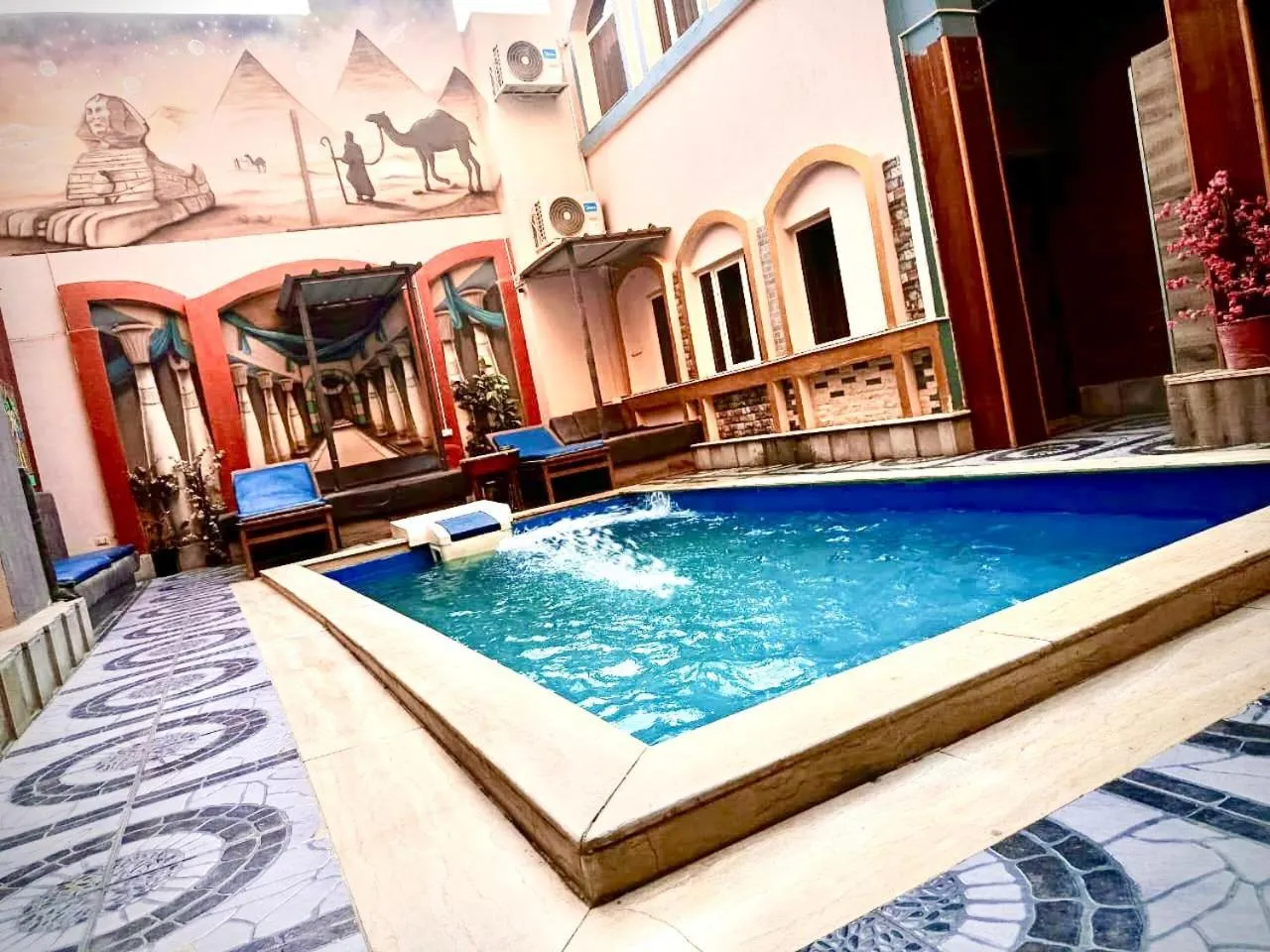 Farsha Pyramids Inn