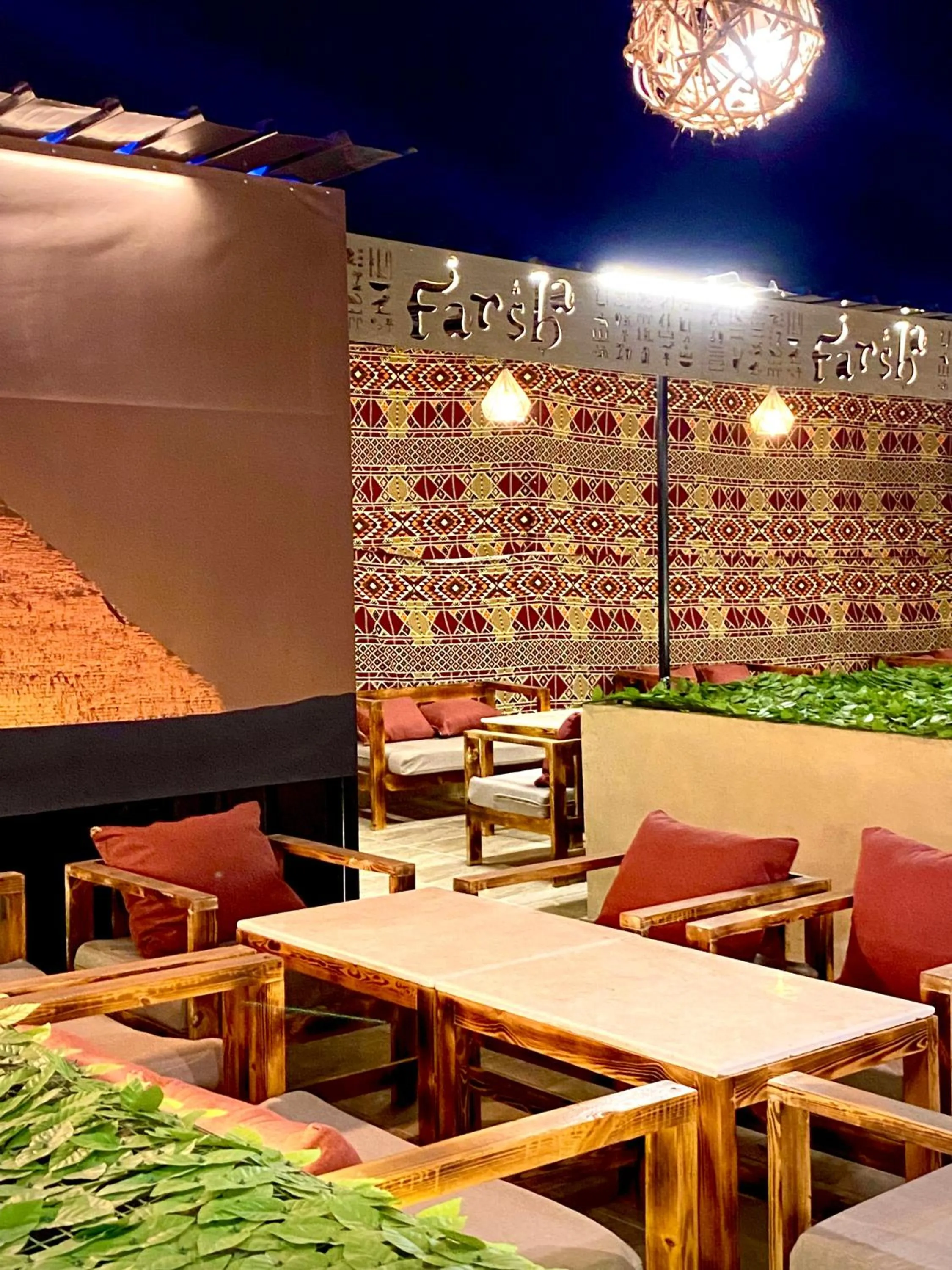 Restaurant/places to eat in Farsha Pyramids Inn