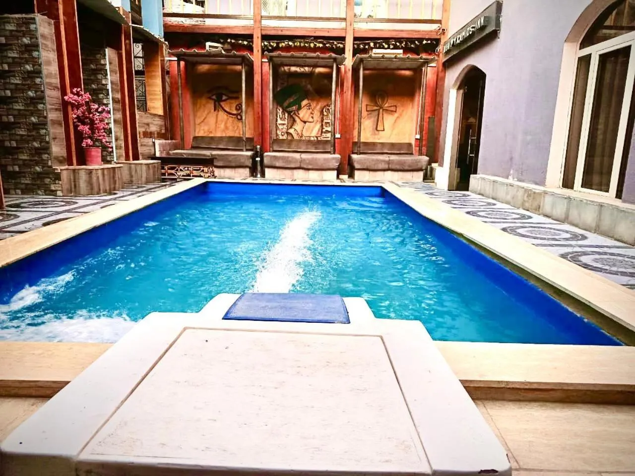 Farsha Pyramids Inn