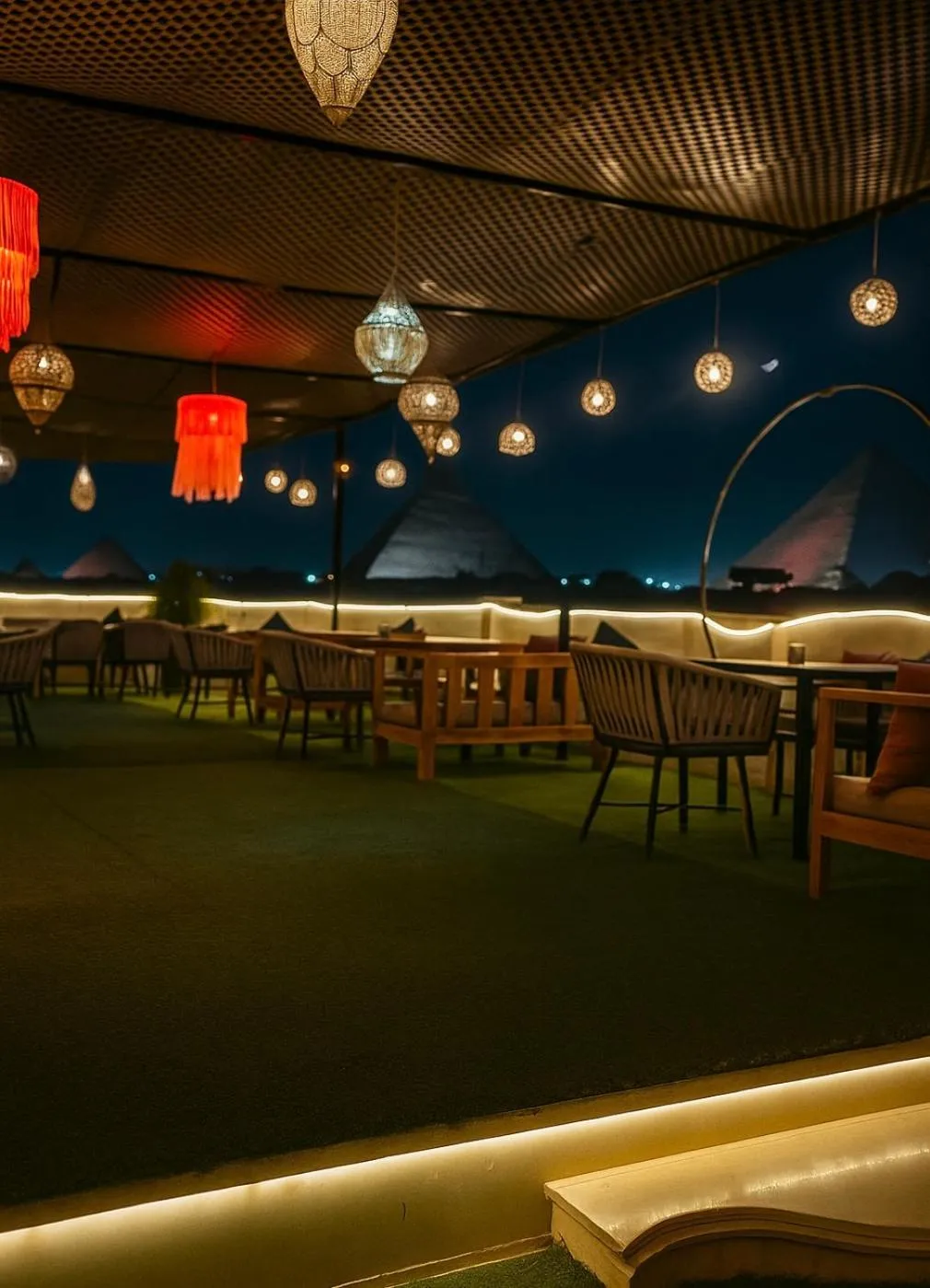 Restaurant/places to eat in Farsha Pyramids Inn