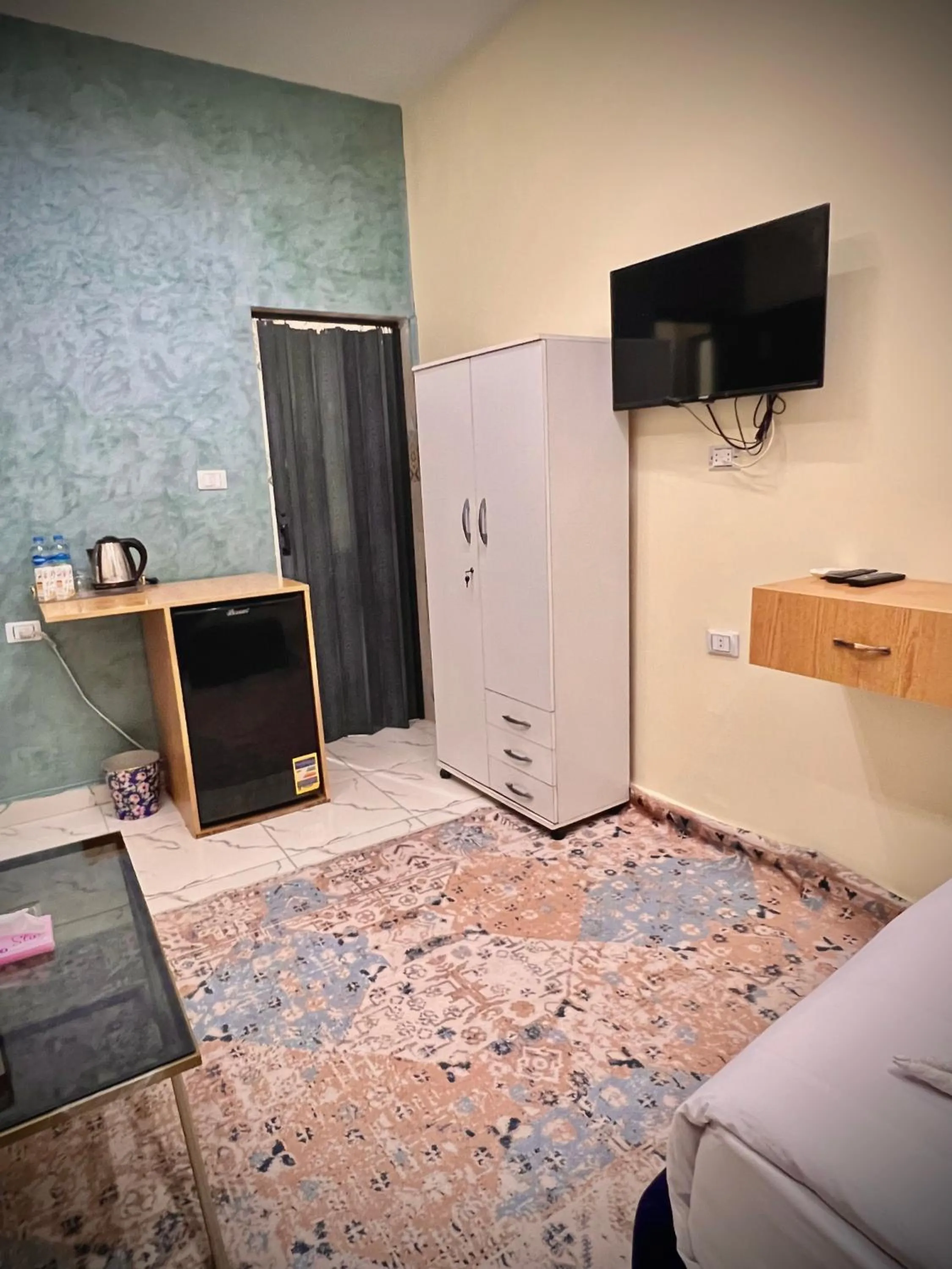 Communal lounge/ TV room, Bed in Farsha Pyramids Inn