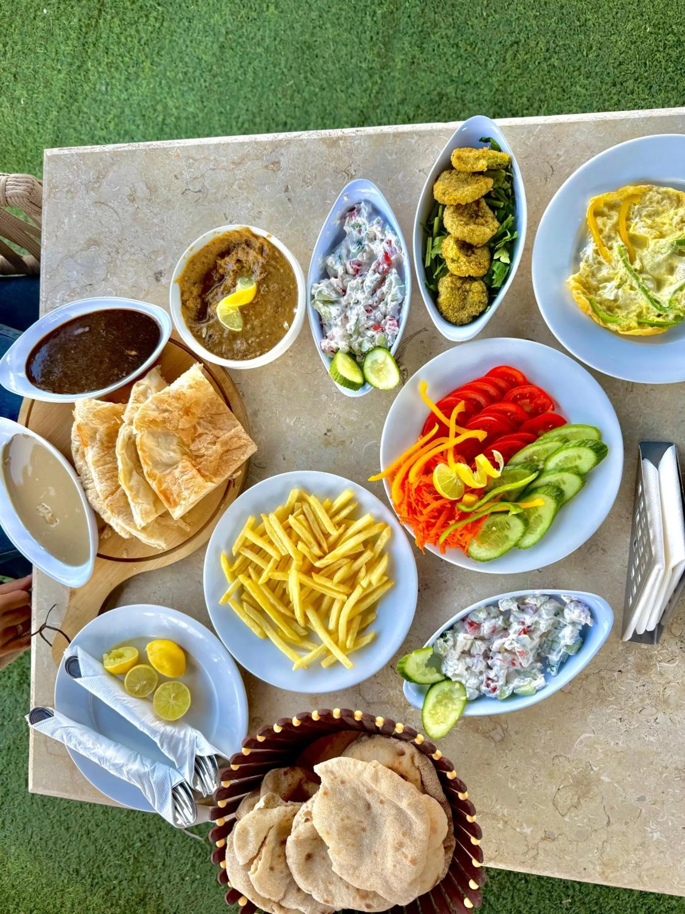 Restaurant/places to eat in Farsha Pyramids Inn