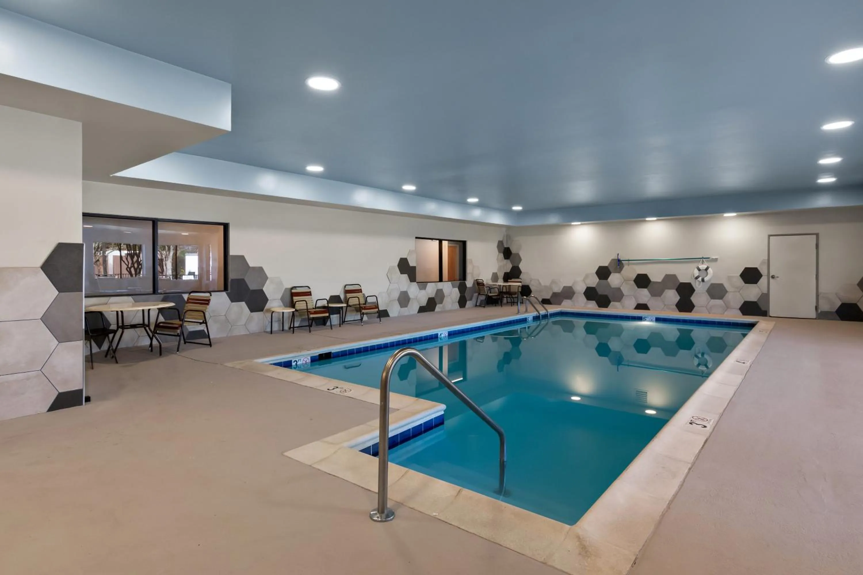 Swimming pool in Comfort Inn & Suites Ashland - Richmond North