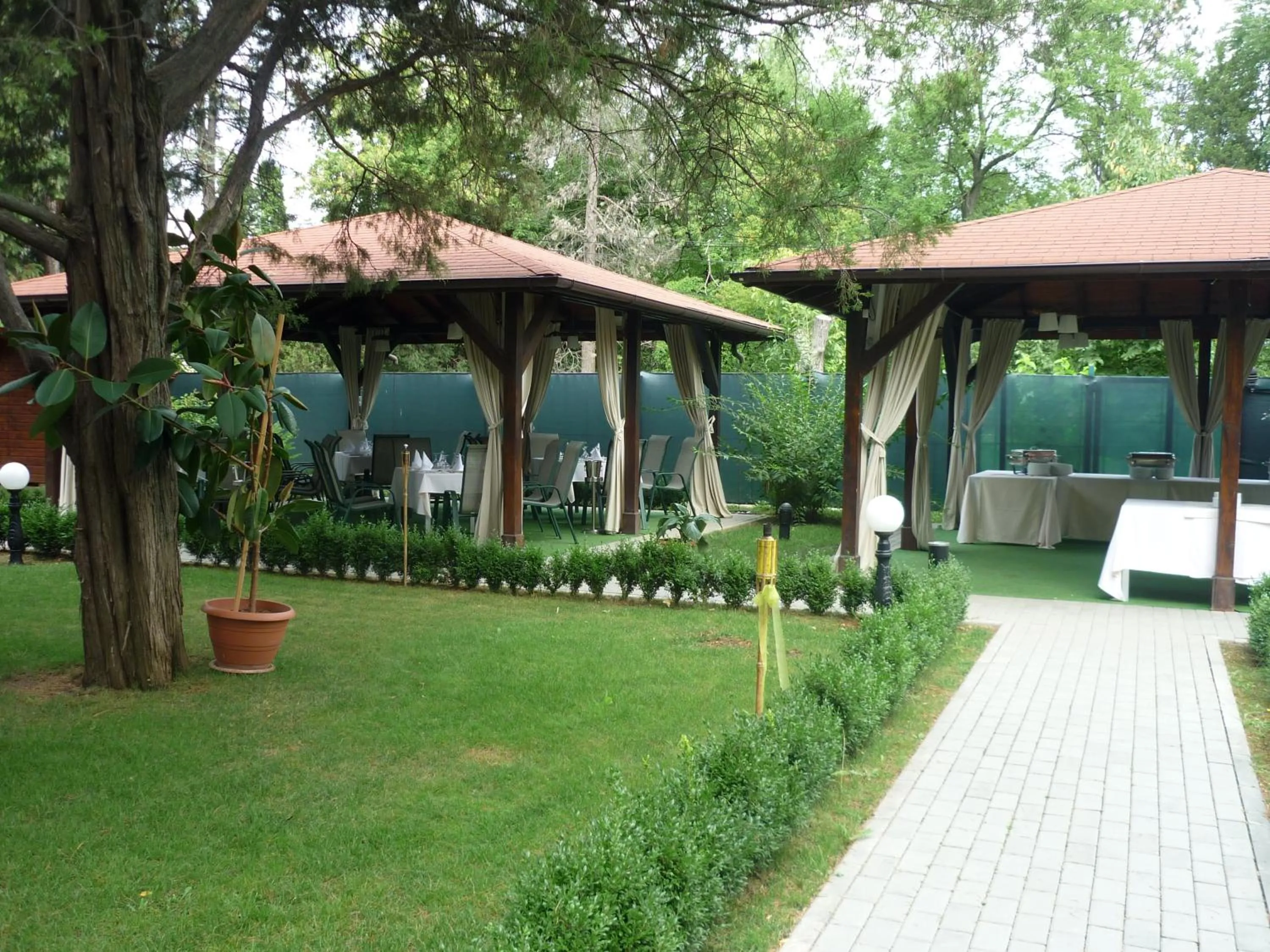 Garden in Hotel Baneasa Parc