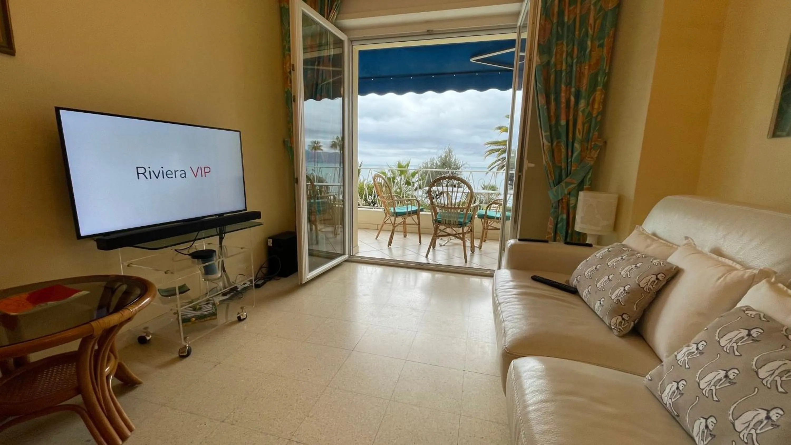Living room in Charming Apartment with seaview