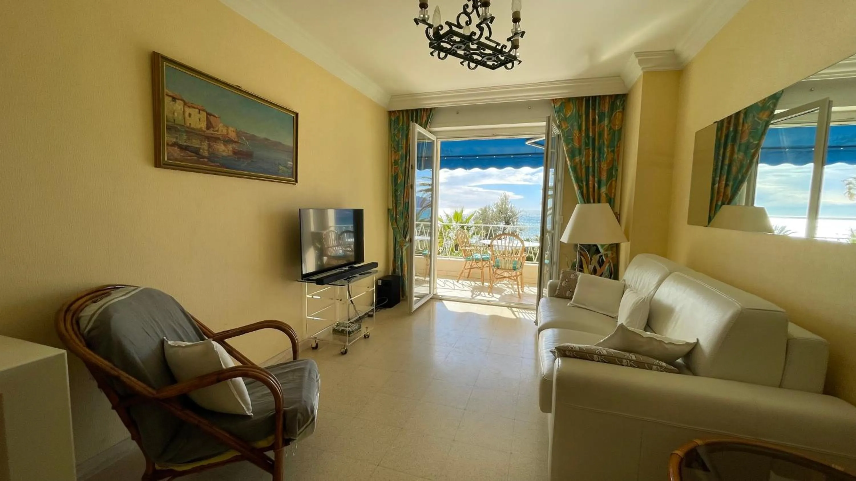TV and multimedia in Charming Apartment with seaview