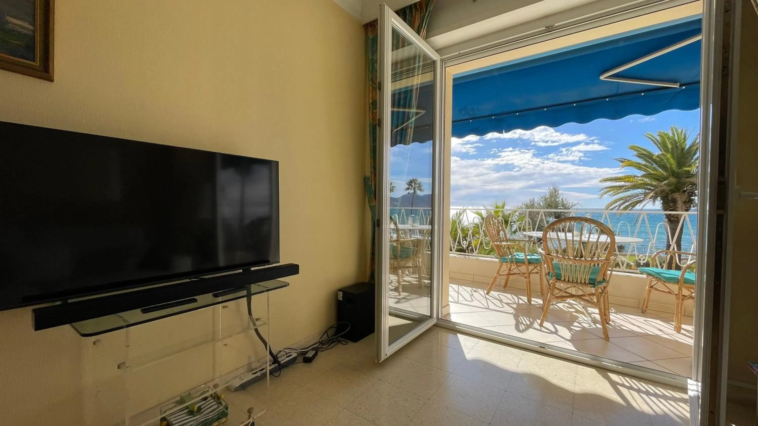 TV and multimedia in Charming Apartment with seaview