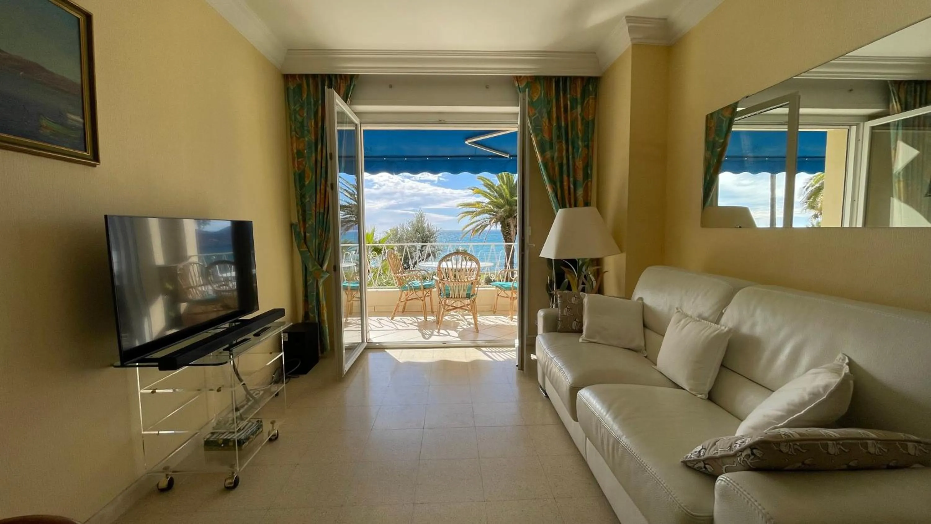 TV and multimedia in Charming Apartment with seaview