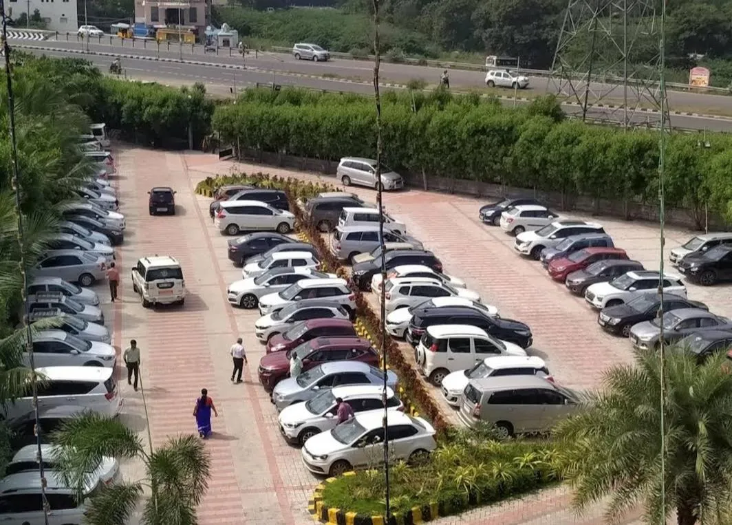 Parking in Dwarka Palace Luxury Hotel