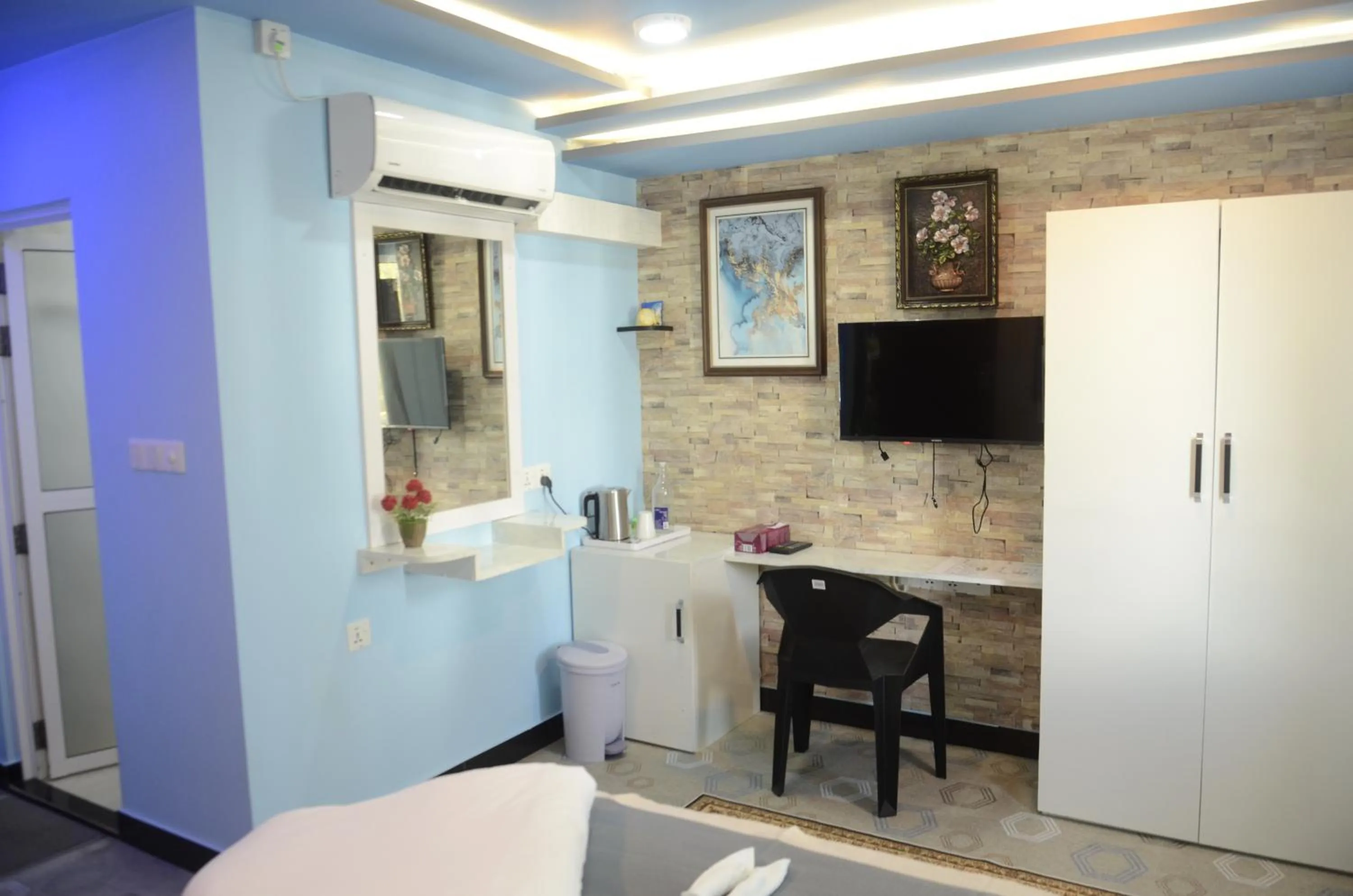 TV and multimedia in Isle inn {Fuvahmulah)