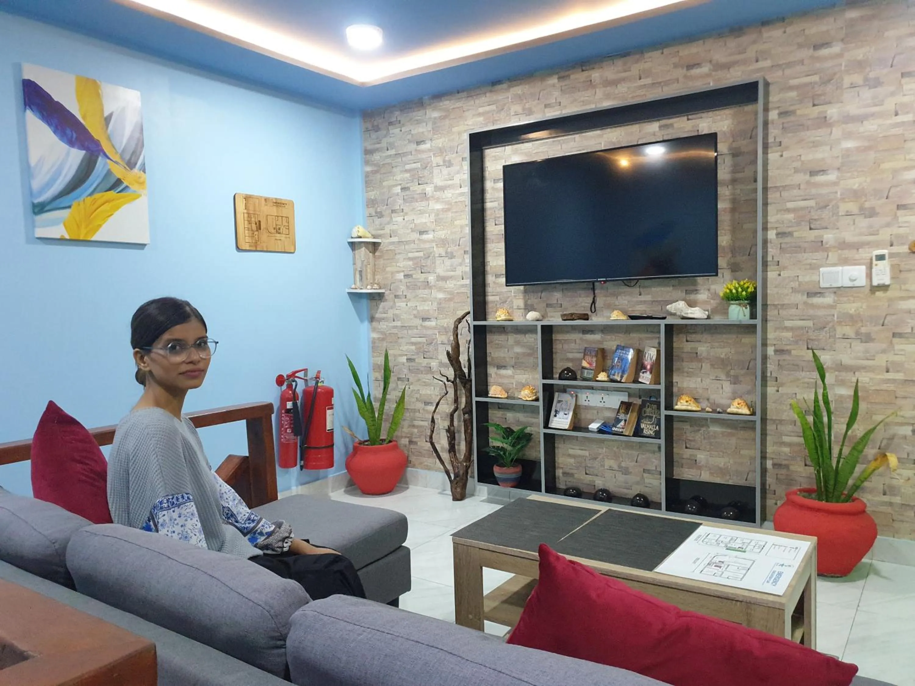 Communal lounge/ TV room in Isle inn {Fuvahmulah)