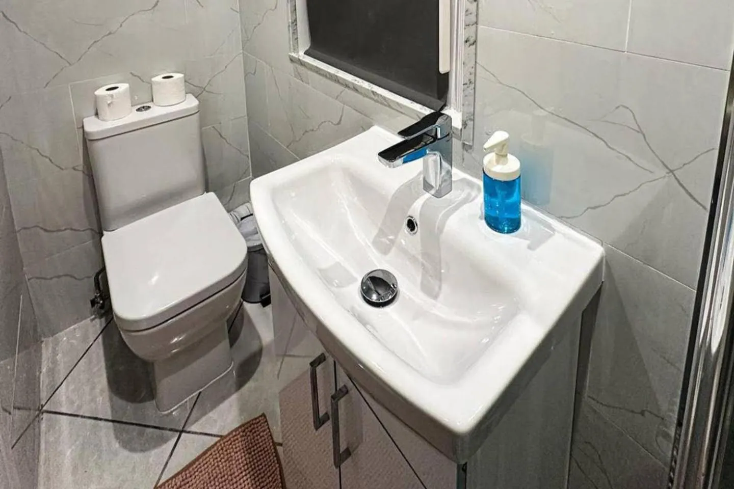 Studio - Sleeps 2 - Short Walk to Station