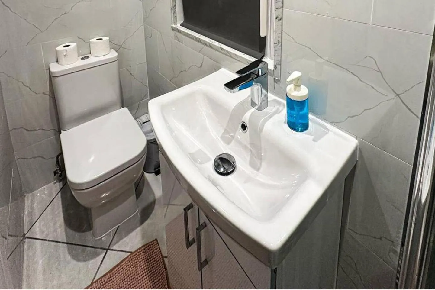 Studio - Sleeps 2 - Short Walk to Station
