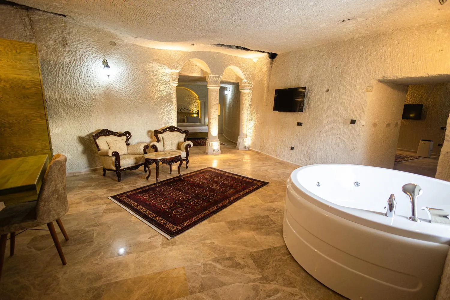 TV and multimedia in Majestic Cave House