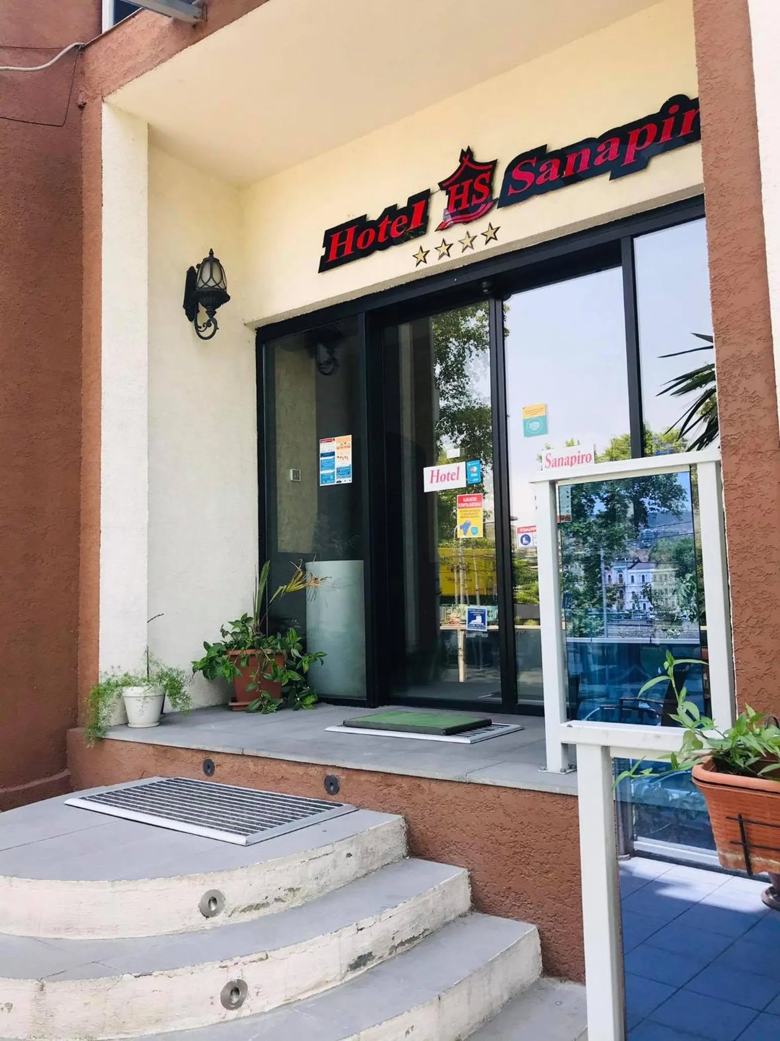 Facade/entrance in Sanapiro +