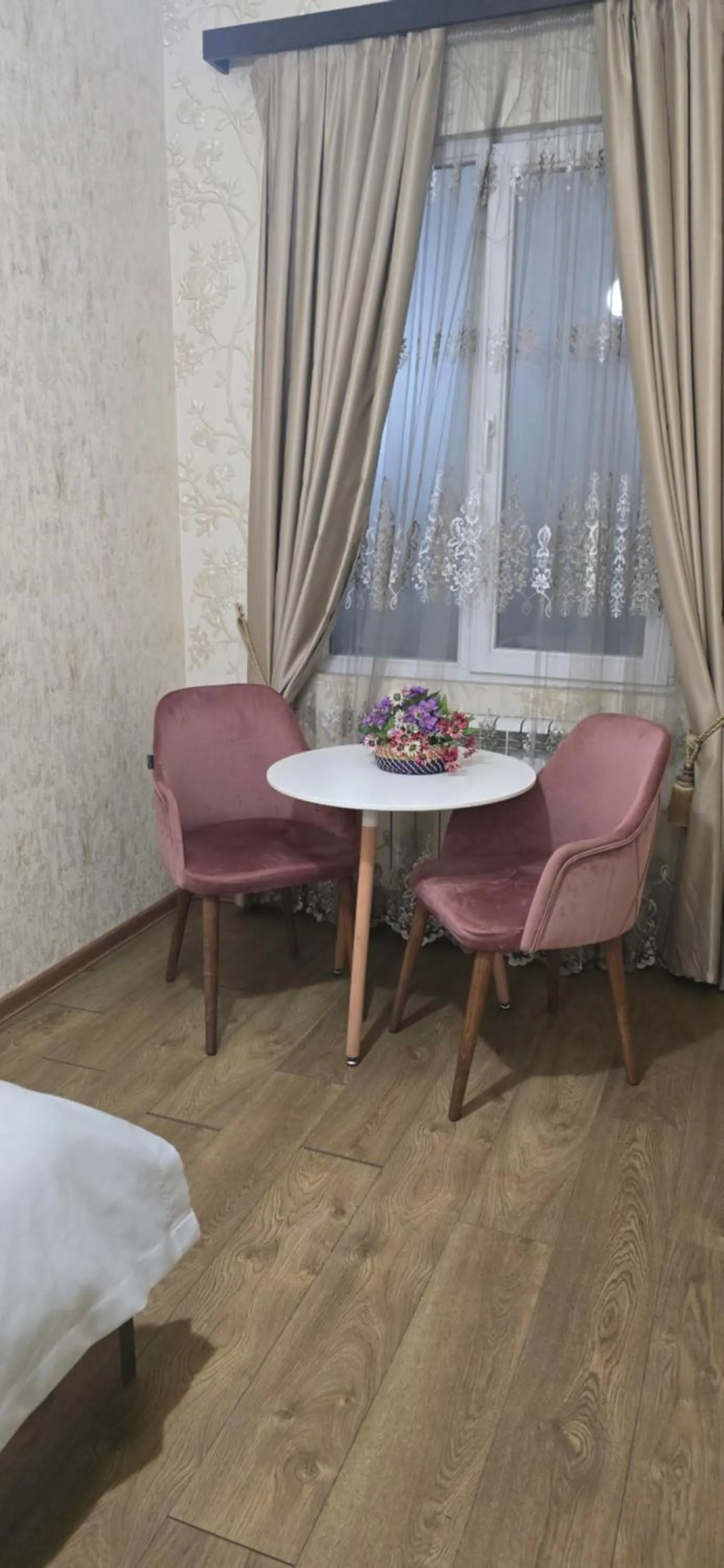 Seating area, Bed in Sanapiro +